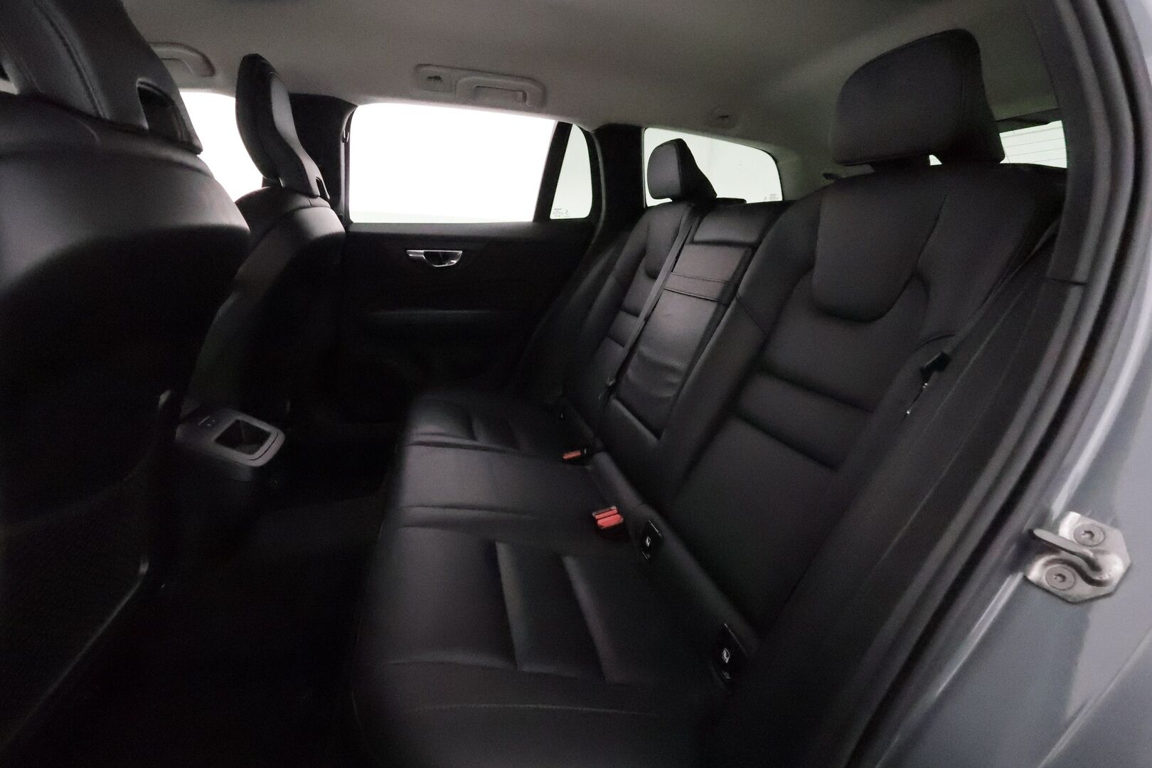 Volvo V60 2021 B5 AWD MHEV Business Inscription aut - 1Om Suomiauto / Webasto / Adapt.Vakkari / High Perf Audio / 360-Kamera / Full LED / Nahkasisusta / Supervarusteet! - HULLUT JOULUT KORKOTARJOUS 2,49% 