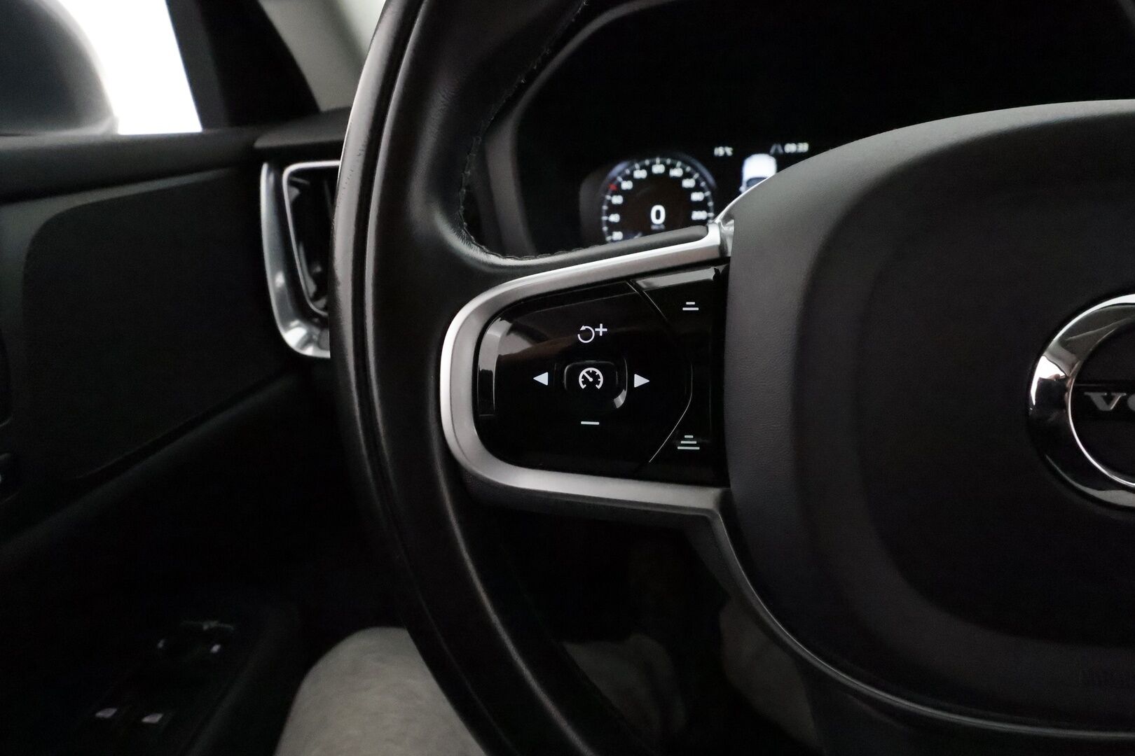 Volvo V60 2021 B5 AWD MHEV Business Inscription aut - 1Om Suomiauto / Webasto / Adapt.Vakkari / High Perf Audio / 360-Kamera / Full LED / Nahkasisusta / Supervarusteet! - HULLUT JOULUT KORKOTARJOUS 2,49% 