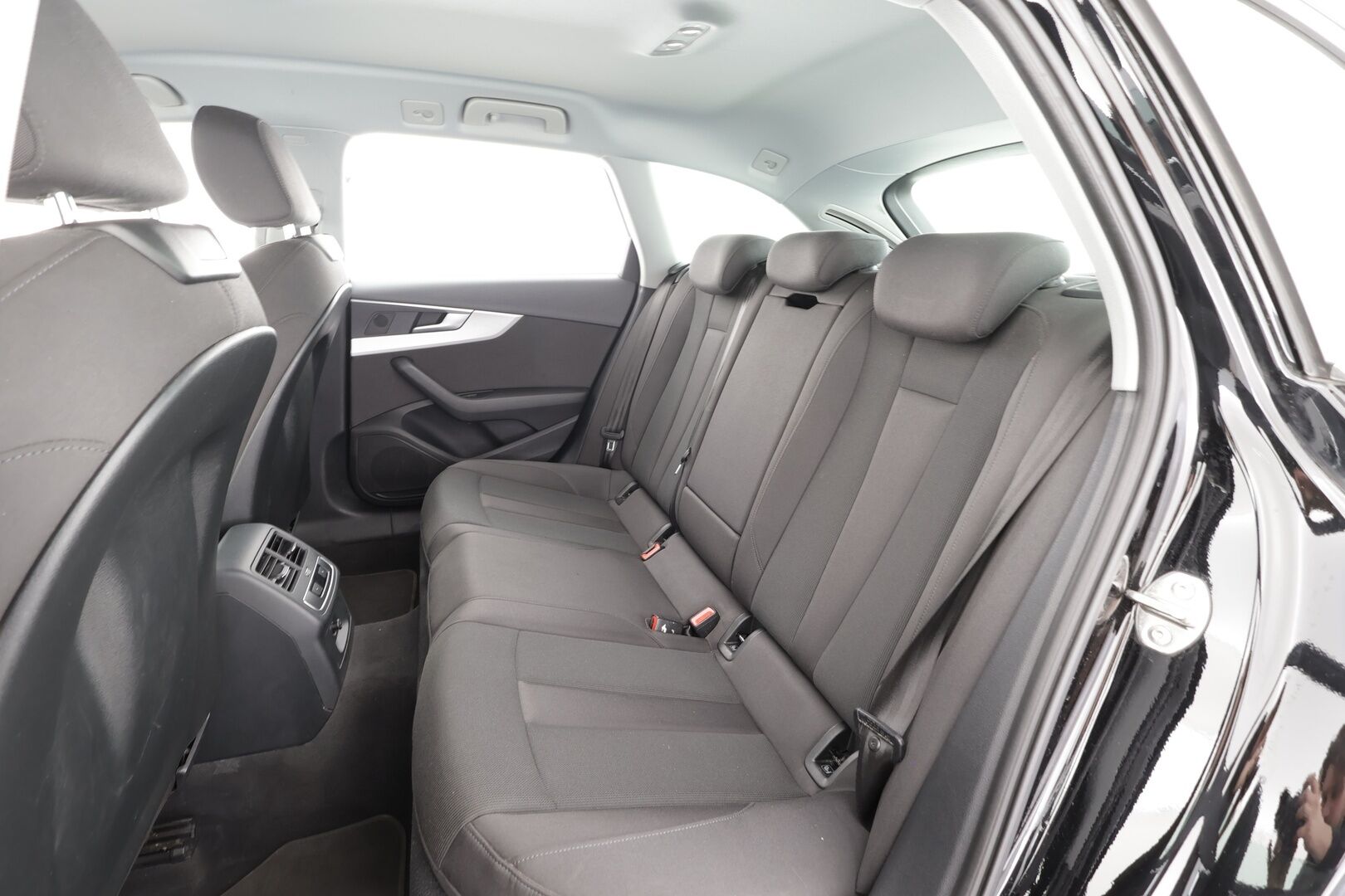 Audi A4 2020 Avant Business Advanced Comfort Edition 35 TFSI 110 kW MHEV S tronic * ACC / Webasto / Koukku / Matrix LED * - 1.Om Suomi-auto / Kahdet renkaat aluvanteilla