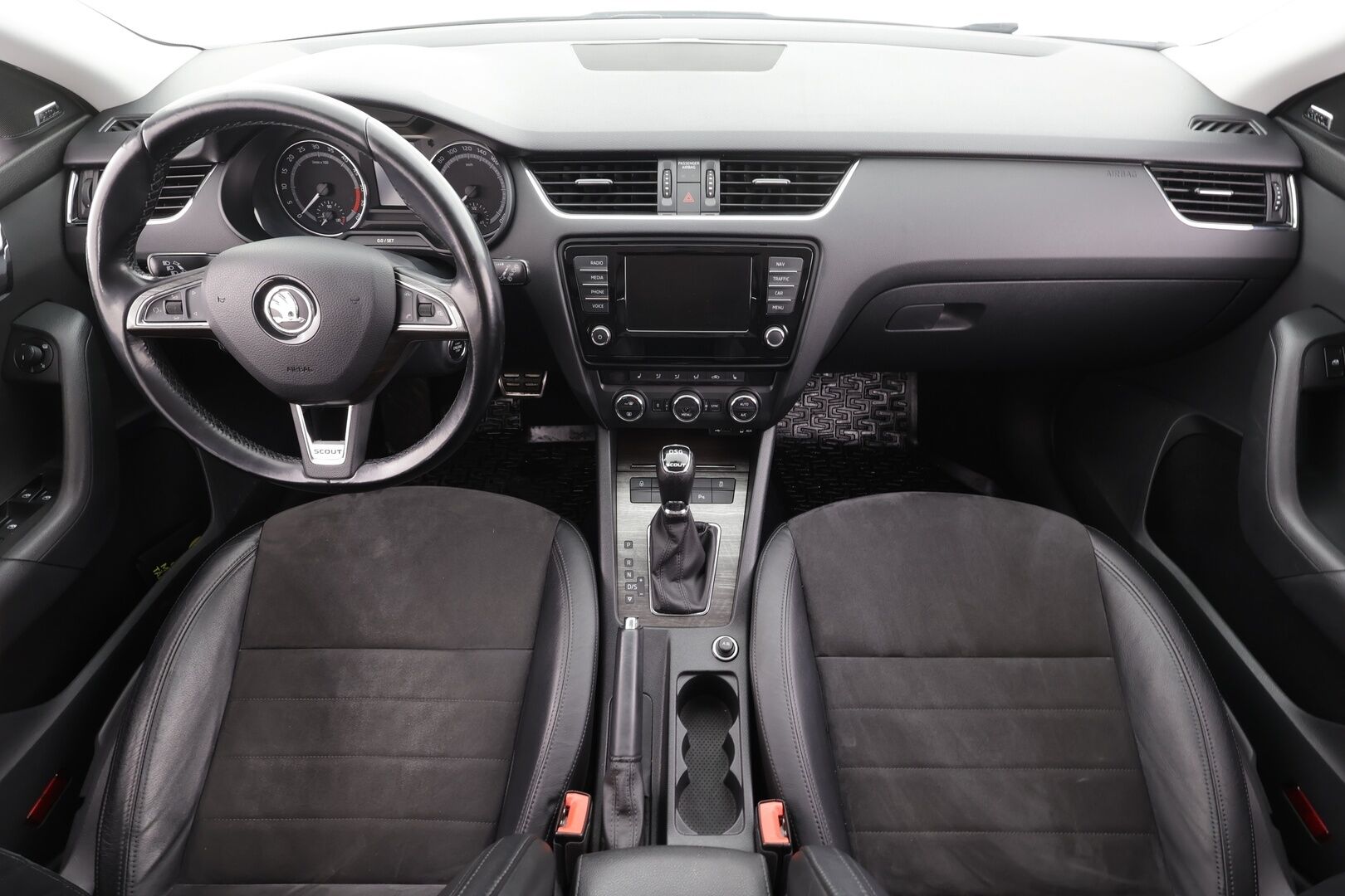 Skoda Octavia 2017 Combi 2,0 TDI 184 4x4 Scout DSG * ACC / Webasto / P.kamera / Canton / Apple&Android * - Kahdet renkaat vanteilla / Viimeisin iso huolto 206tkm / Ei Adblue