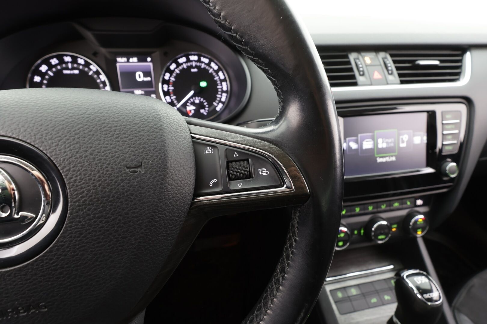 Skoda Octavia 2017 Combi 2,0 TDI 184 4x4 Scout DSG * ACC / Webasto / P.kamera / Canton / Apple&Android * - Kahdet renkaat vanteilla / Viimeisin iso huolto 206tkm / Ei Adblue