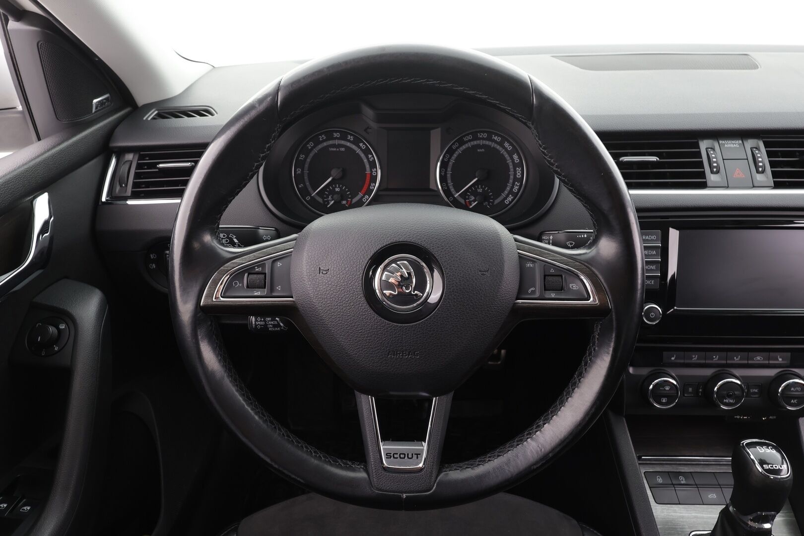 Skoda Octavia 2017 Combi 2,0 TDI 184 4x4 Scout DSG * ACC / Webasto / P.kamera / Canton / Apple&Android * - Kahdet renkaat vanteilla / Viimeisin iso huolto 206tkm / Ei Adblue