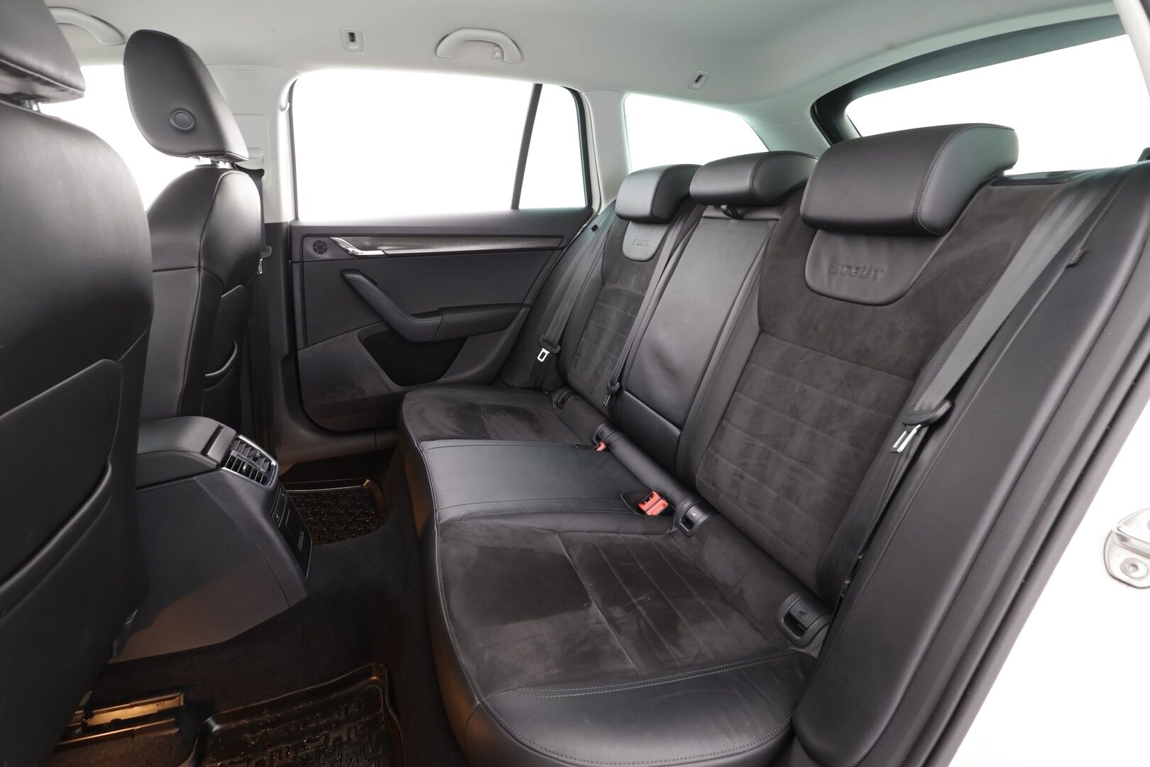 Skoda Octavia 2017 Combi 2,0 TDI 184 4x4 Scout DSG * ACC / Webasto / P.kamera / Canton / Apple&Android * - Kahdet renkaat vanteilla / Viimeisin iso huolto 206tkm / Ei Adblue