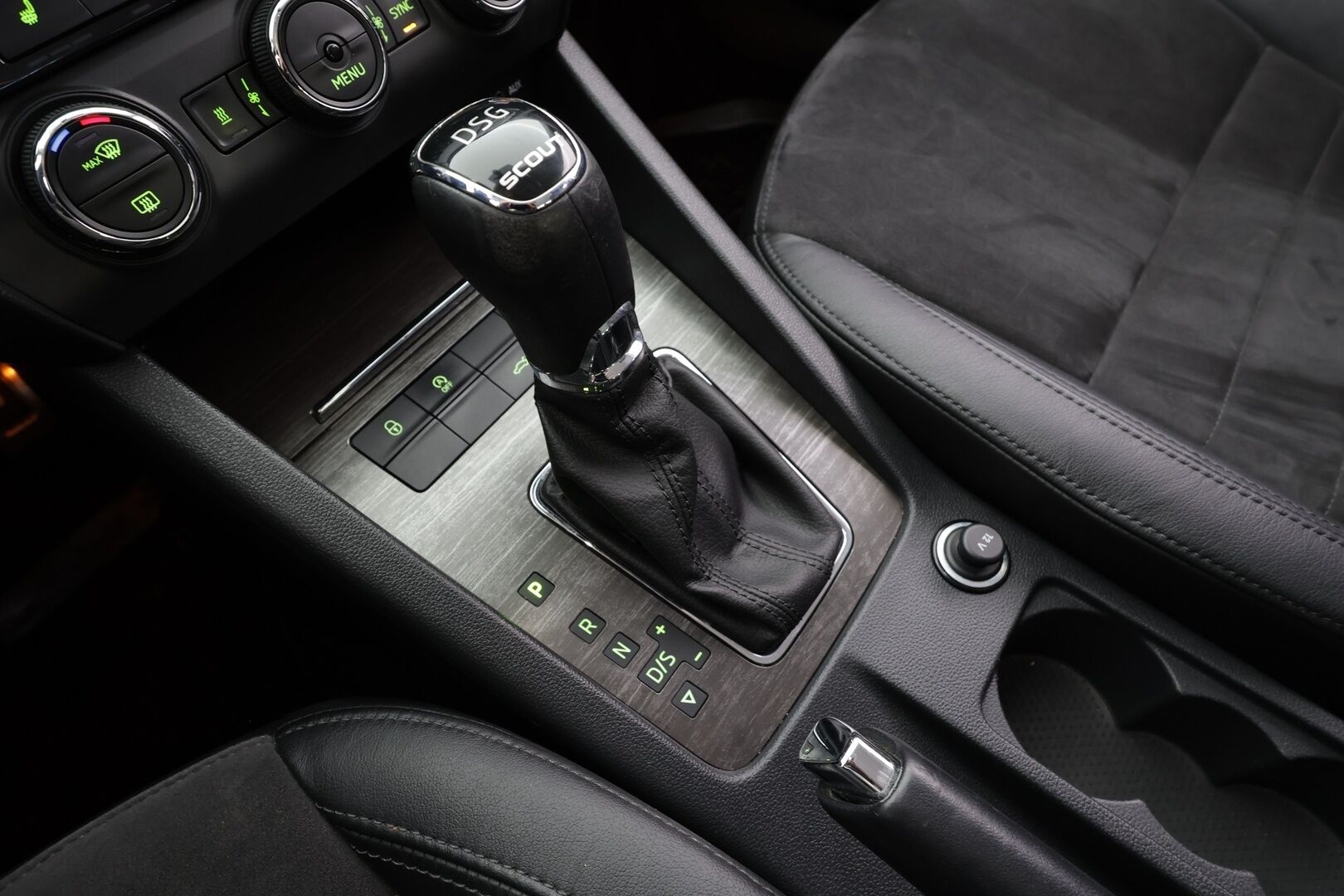 Skoda Octavia 2017 Combi 2,0 TDI 184 4x4 Scout DSG * ACC / Webasto / P.kamera / Canton / Apple&Android * - Kahdet renkaat vanteilla / Viimeisin iso huolto 206tkm / Ei Adblue
