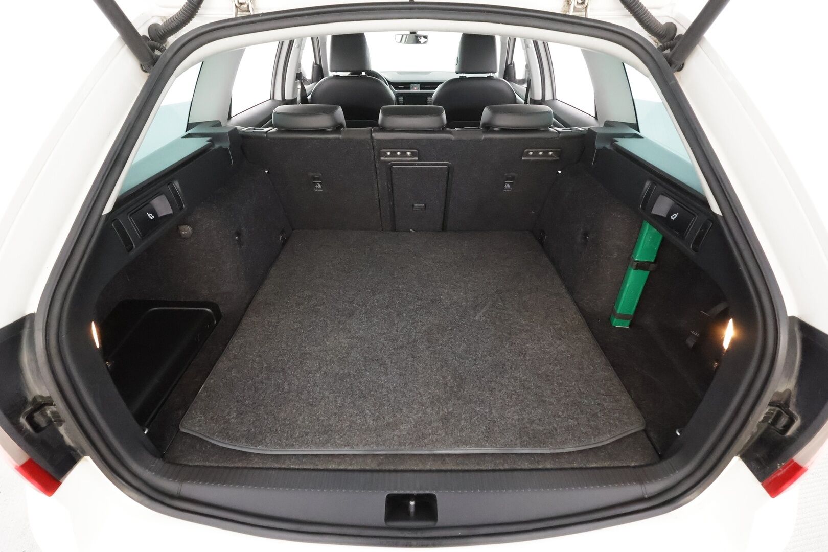 Skoda Octavia 2017 Combi 2,0 TDI 184 4x4 Scout DSG * ACC / Webasto / P.kamera / Canton / Apple&Android * - Kahdet renkaat vanteilla / Viimeisin iso huolto 206tkm / Ei Adblue