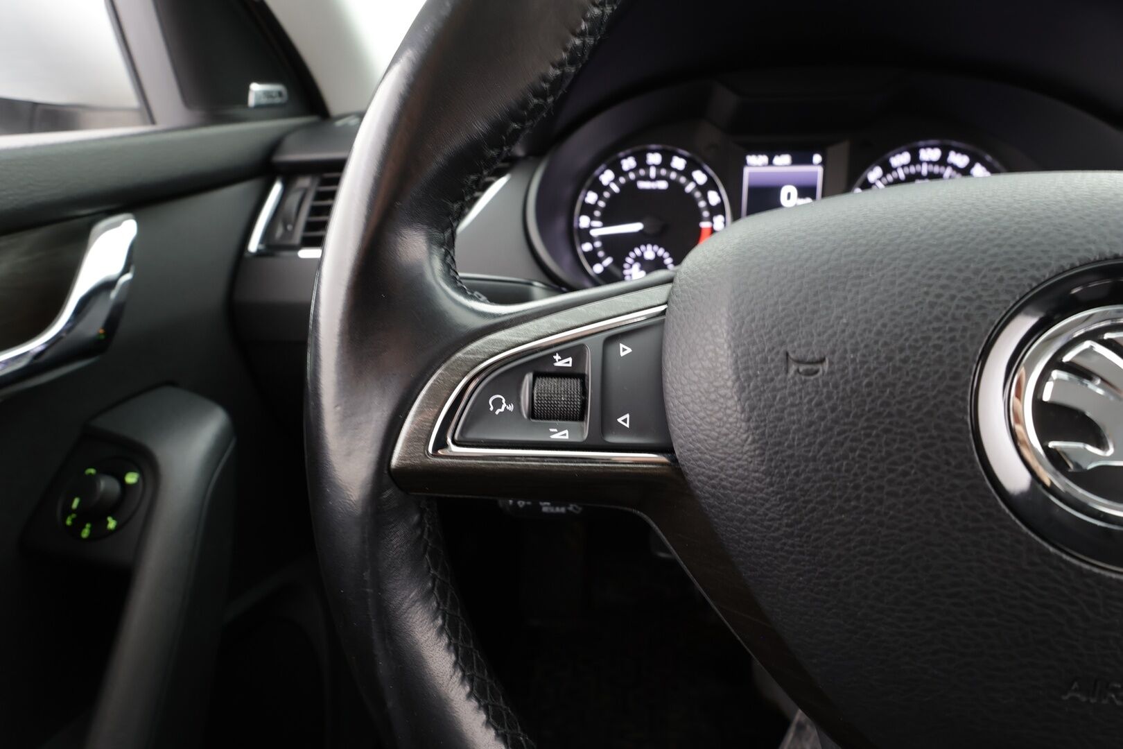 Skoda Octavia 2017 Combi 2,0 TDI 184 4x4 Scout DSG * ACC / Webasto / P.kamera / Canton / Apple&Android * - Kahdet renkaat vanteilla / Viimeisin iso huolto 206tkm / Ei Adblue