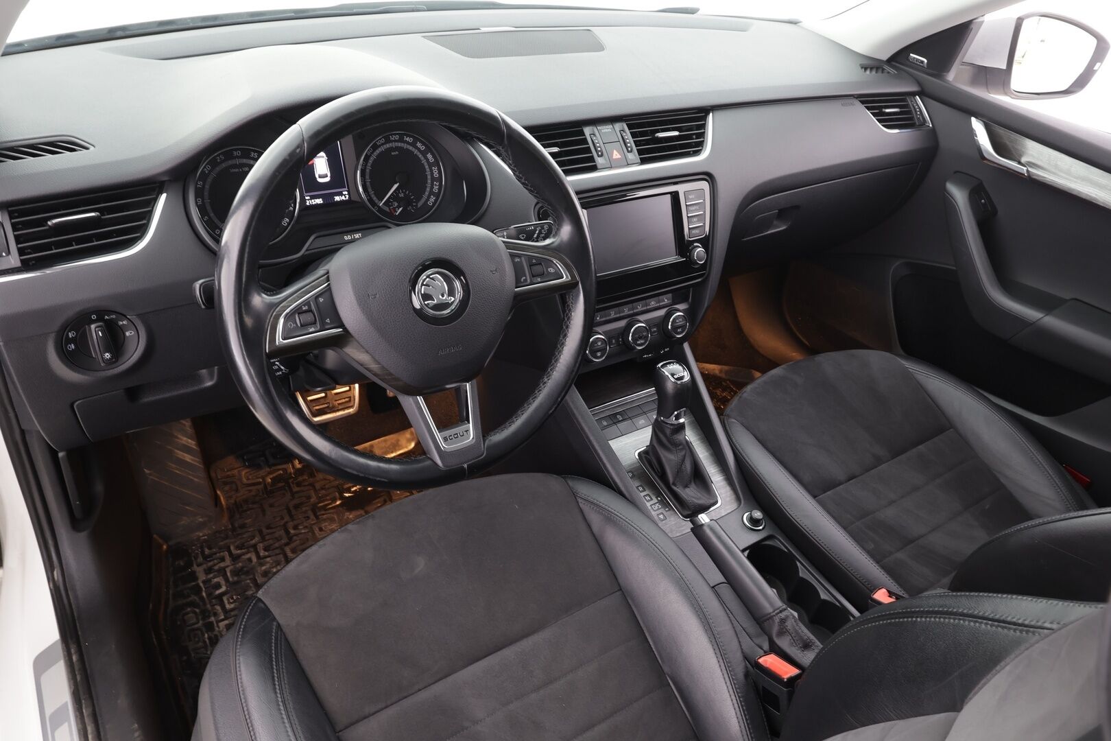 Skoda Octavia 2017 Combi 2,0 TDI 184 4x4 Scout DSG * ACC / Webasto / P.kamera / Canton / Apple&Android * - Kahdet renkaat vanteilla / Viimeisin iso huolto 206tkm / Ei Adblue