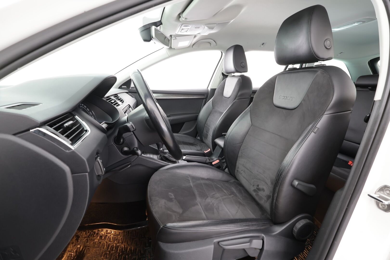 Skoda Octavia 2017 Combi 2,0 TDI 184 4x4 Scout DSG * ACC / Webasto / P.kamera / Canton / Apple&Android * - Kahdet renkaat vanteilla / Viimeisin iso huolto 206tkm / Ei Adblue