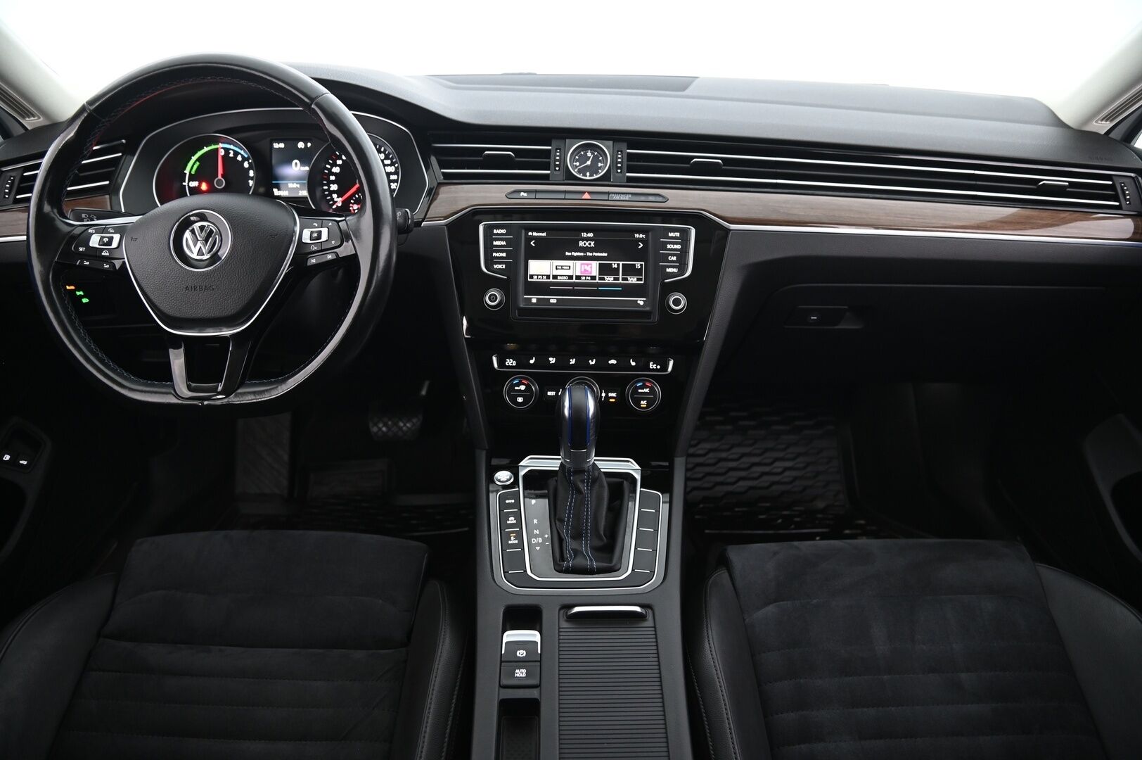 VOLKSWAGEN PASSAT 2017 GTE 1.4 Plug-in Hybrid *ACC/ Ergocomfort kuljettajanistuin / Nahka-alcantara / Koukku / Ambient / Kamera* - Autoon vaihdettu tehtaan takuisiin 13Kw akusto / Mekatroniikka rempattu / Lohkolämmitin + sisätilanlämmitin