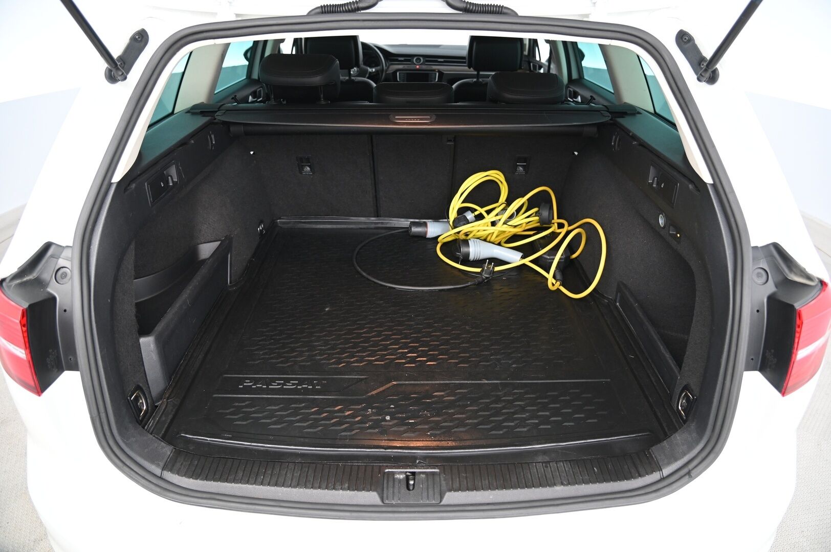 VOLKSWAGEN PASSAT 2017 GTE 1.4 Plug-in Hybrid *ACC/ Ergocomfort kuljettajanistuin / Nahka-alcantara / Koukku / Ambient / Kamera* - Autoon vaihdettu tehtaan takuisiin 13Kw akusto / Mekatroniikka rempattu / Lohkolämmitin + sisätilanlämmitin