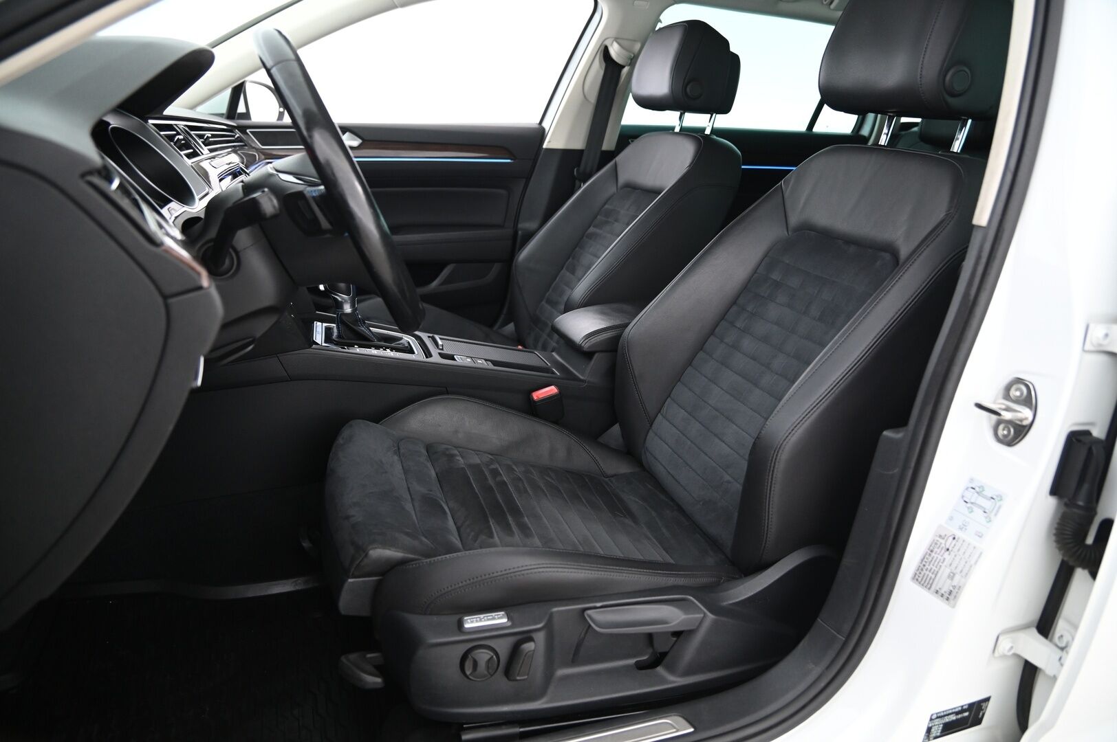 VOLKSWAGEN PASSAT 2017 GTE 1.4 Plug-in Hybrid *ACC/ Ergocomfort kuljettajanistuin / Nahka-alcantara / Koukku / Ambient / Kamera* - Autoon vaihdettu tehtaan takuisiin 13Kw akusto / Mekatroniikka rempattu / Lohkolämmitin + sisätilanlämmitin