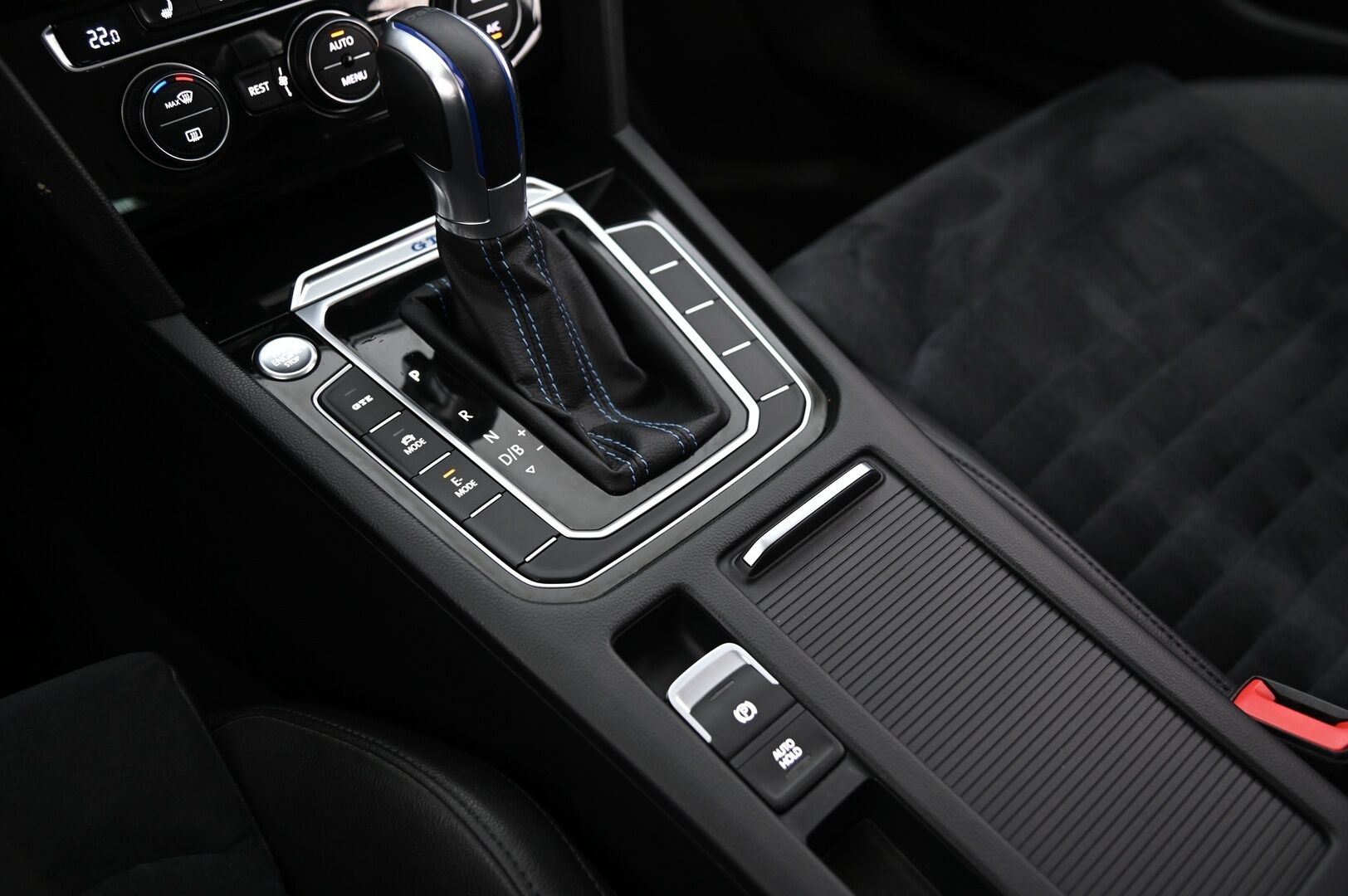 VOLKSWAGEN PASSAT 2017 GTE 1.4 Plug-in Hybrid *ACC/ Ergocomfort kuljettajanistuin / Nahka-alcantara / Koukku / Ambient / Kamera* - Autoon vaihdettu tehtaan takuisiin 13Kw akusto / Mekatroniikka rempattu / Lohkolämmitin + sisätilanlämmitin