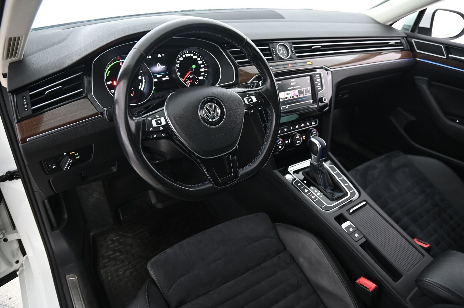 VOLKSWAGEN PASSAT 2017 GTE 1.4 Plug-in Hybrid *ACC/ Ergocomfort kuljettajanistuin / Nahka-alcantara / Koukku / Ambient / Kamera* - Autoon vaihdettu tehtaan takuisiin 13Kw akusto / Mekatroniikka rempattu / Lohkolämmitin + sisätilanlämmitin