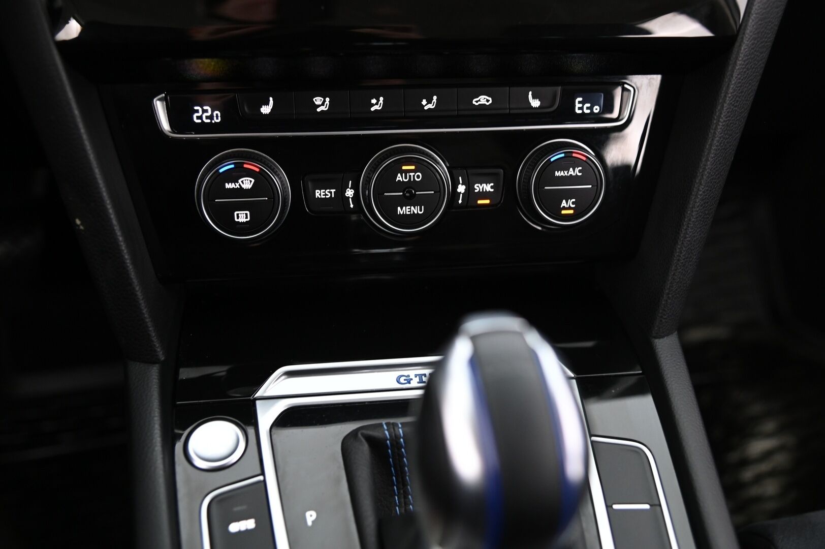 VOLKSWAGEN PASSAT 2017 GTE 1.4 Plug-in Hybrid *ACC/ Ergocomfort kuljettajanistuin / Nahka-alcantara / Koukku / Ambient / Kamera* - Autoon vaihdettu tehtaan takuisiin 13Kw akusto / Mekatroniikka rempattu / Lohkolämmitin + sisätilanlämmitin