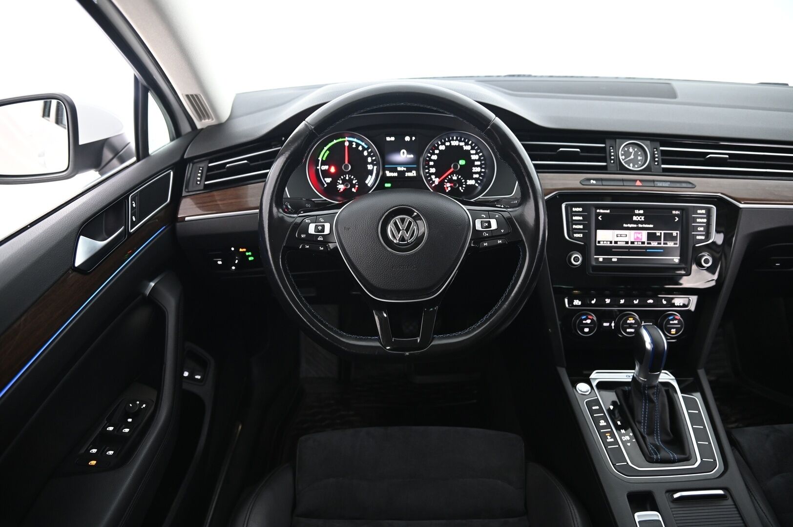 VOLKSWAGEN PASSAT 2017 GTE 1.4 Plug-in Hybrid *ACC/ Ergocomfort kuljettajanistuin / Nahka-alcantara / Koukku / Ambient / Kamera* - Autoon vaihdettu tehtaan takuisiin 13Kw akusto / Mekatroniikka rempattu / Lohkolämmitin + sisätilanlämmitin