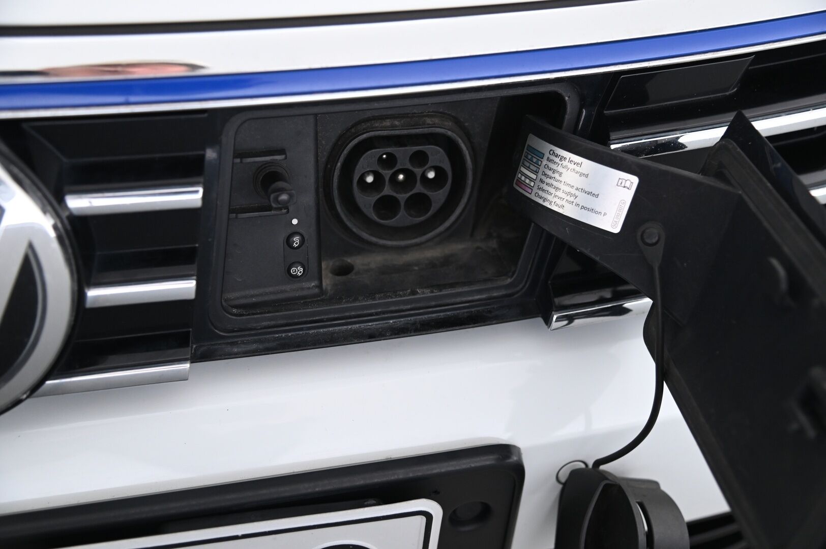 VOLKSWAGEN PASSAT 2017 GTE 1.4 Plug-in Hybrid *ACC/ Ergocomfort kuljettajanistuin / Nahka-alcantara / Koukku / Ambient / Kamera* - Autoon vaihdettu tehtaan takuisiin 13Kw akusto / Mekatroniikka rempattu / Lohkolämmitin + sisätilanlämmitin