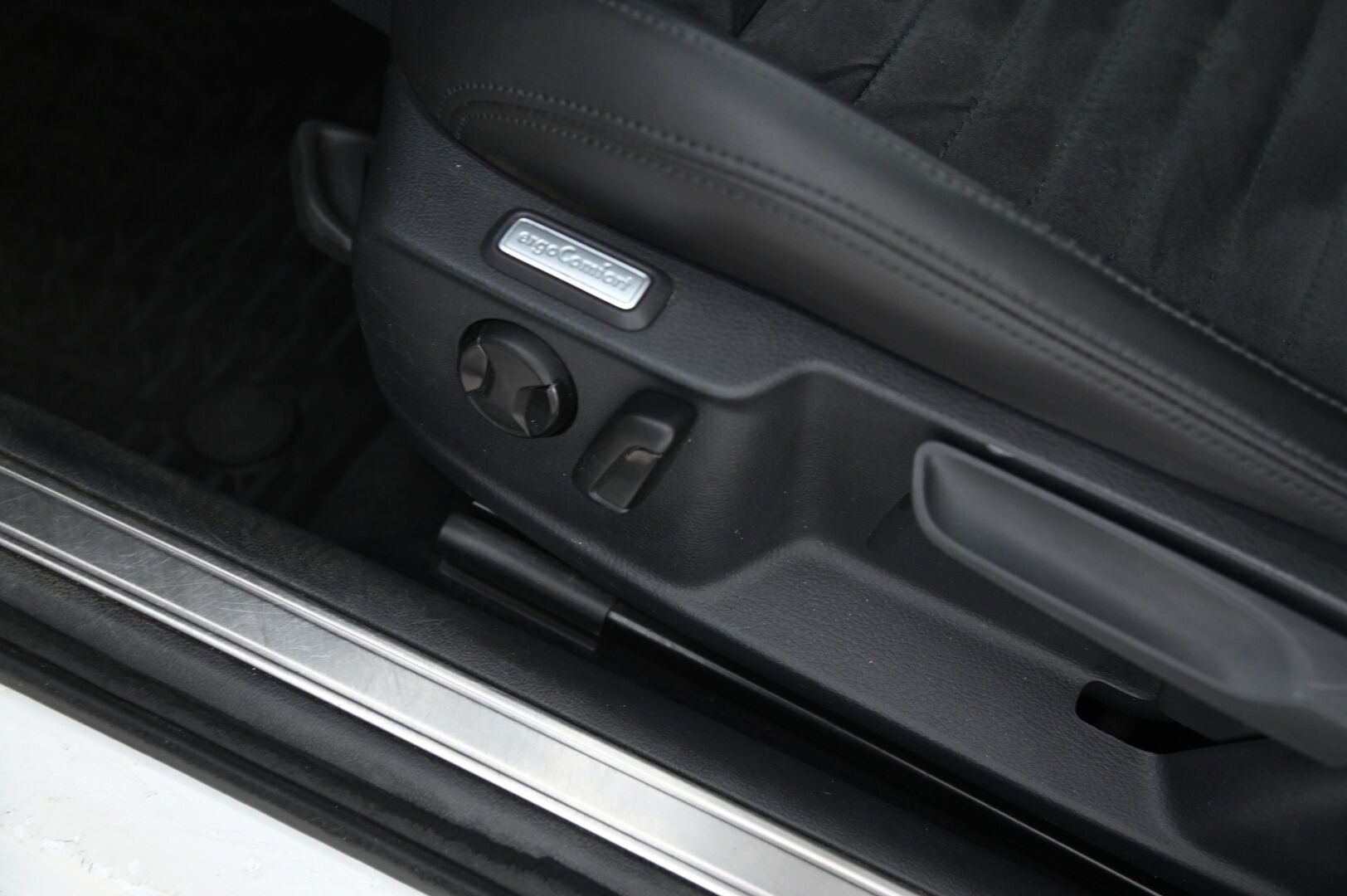 VOLKSWAGEN PASSAT 2017 GTE 1.4 Plug-in Hybrid *ACC/ Ergocomfort kuljettajanistuin / Nahka-alcantara / Koukku / Ambient / Kamera* - Autoon vaihdettu tehtaan takuisiin 13Kw akusto / Mekatroniikka rempattu / Lohkolämmitin + sisätilanlämmitin