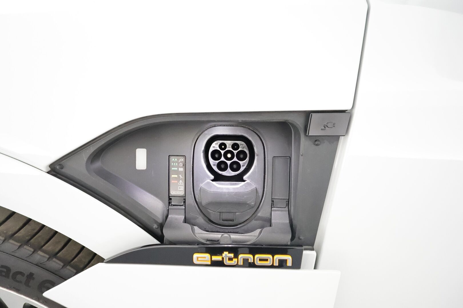 Audi e-tron 2021 50 Quattro Edition Advanced *Sporttipenkit / Kamera / LED / Kaistavahti / Navi* - Suomi-auto 1. omistajalta / Kahdet Audin vanteet / Juuri huollettu / Soh 90,67%