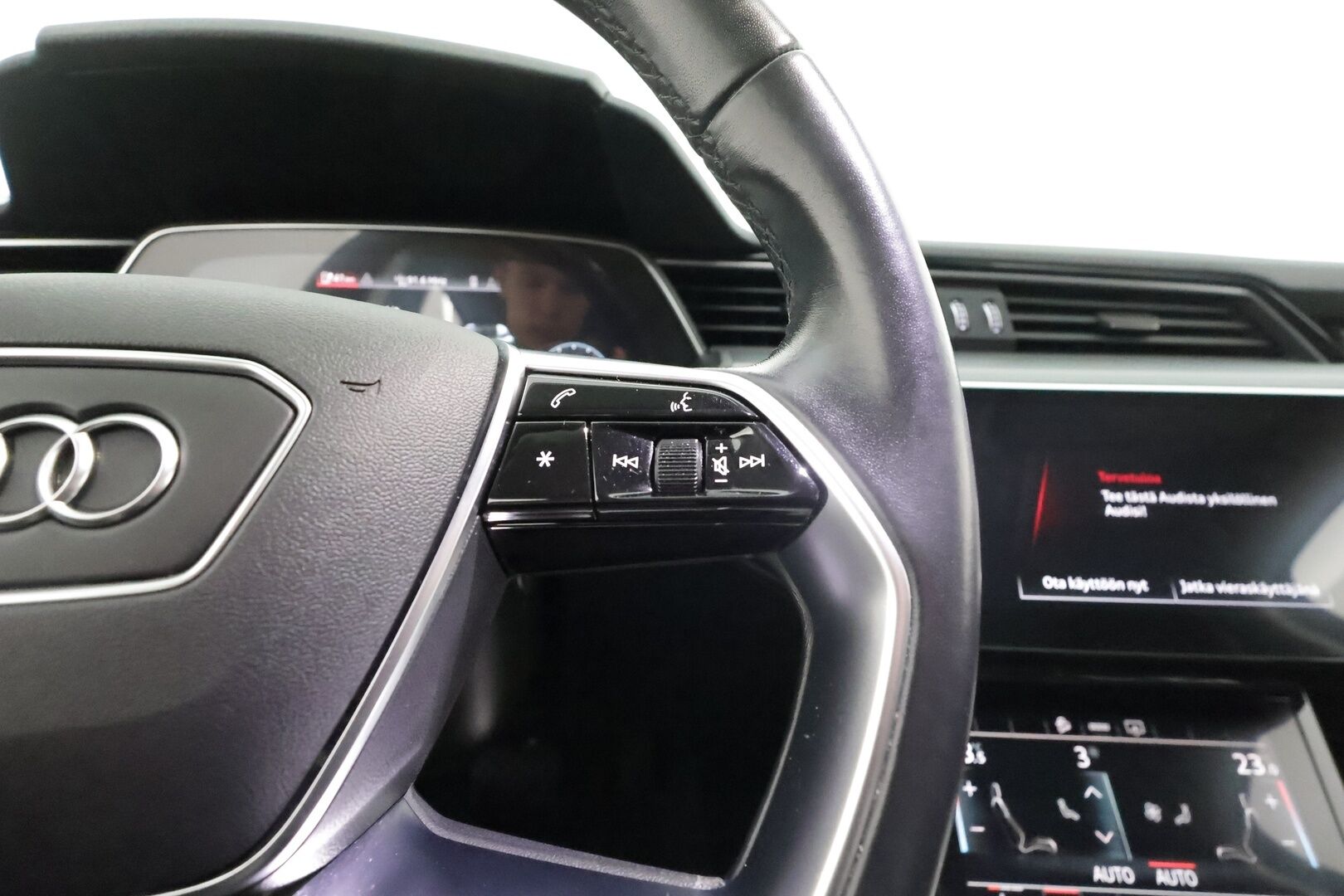 Audi e-tron 2021 50 Quattro Edition Advanced *Sporttipenkit / Kamera / LED / Kaistavahti / Navi* - Suomi-auto 1. omistajalta / Kahdet Audin vanteet / Juuri huollettu / Soh 90,67%