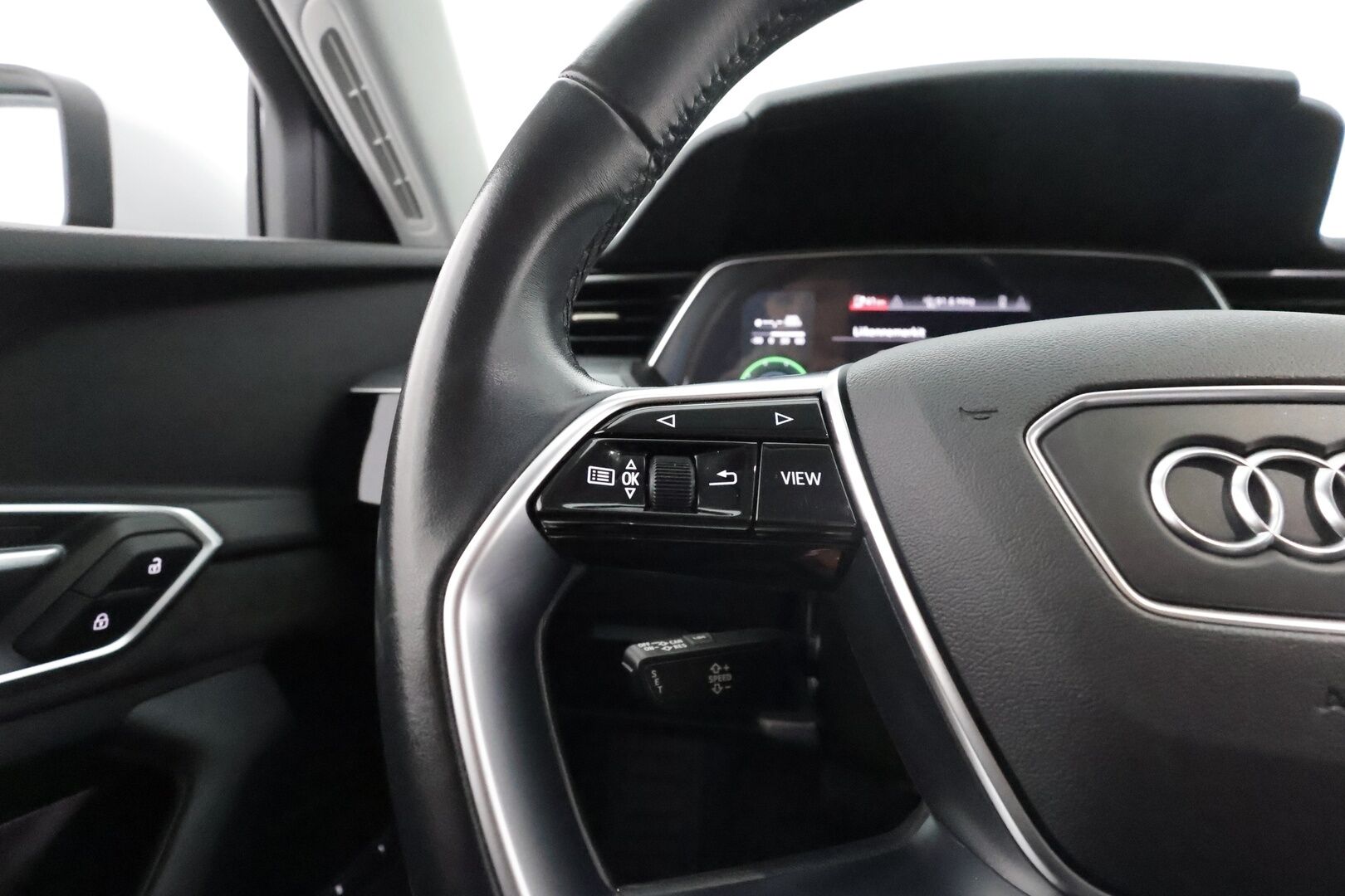 Audi e-tron 2021 50 Quattro Edition Advanced *Sporttipenkit / Kamera / LED / Kaistavahti / Navi* - Suomi-auto 1. omistajalta / Kahdet Audin vanteet / Juuri huollettu / Soh 90,67%
