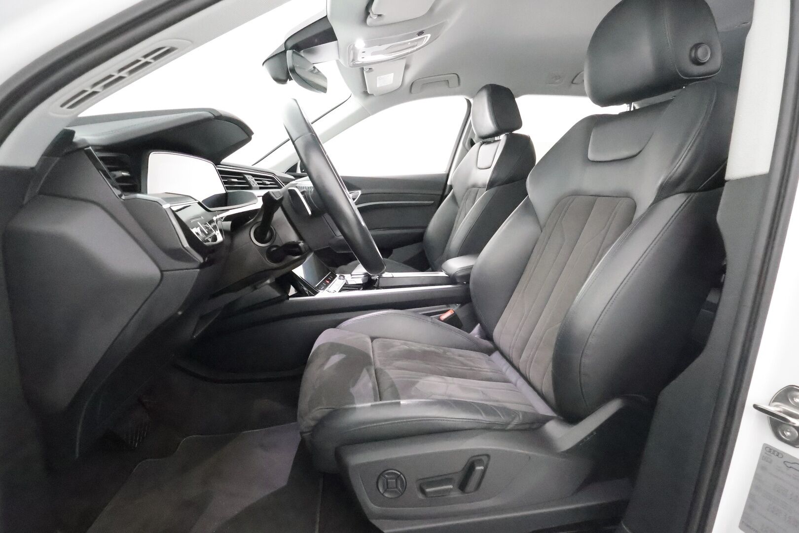 Audi e-tron 2021 50 Quattro Edition Advanced *Sporttipenkit / Kamera / LED / Kaistavahti / Navi* - Suomi-auto 1. omistajalta / Kahdet Audin vanteet / Juuri huollettu / Soh 90,67%