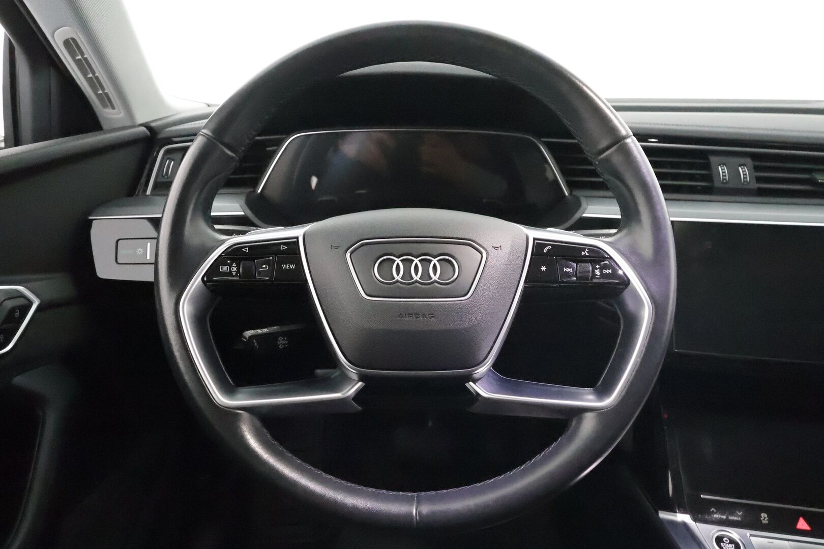 Audi e-tron 2021 50 Quattro Edition Advanced *Sporttipenkit / Kamera / LED / Kaistavahti / Navi* - Suomi-auto 1. omistajalta / Kahdet Audin vanteet / Juuri huollettu / Soh 90,67%