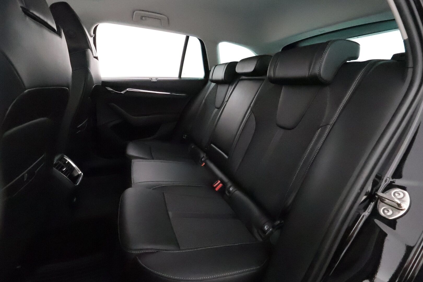 Skoda Octavia 2021 Combi 2,0 TDI 150 Style DSG Autom. **Adapt.vakkari / Webasto / Matrix LED / Muistipenkki / P.kamera / Puolinahat / KeylessGo** - 1.Om Suomi-auto / Kahdet renkaat aluvanteilla / Digimittaristo / Ratinlämmitin / Suksiluukku / Sähköluukku
