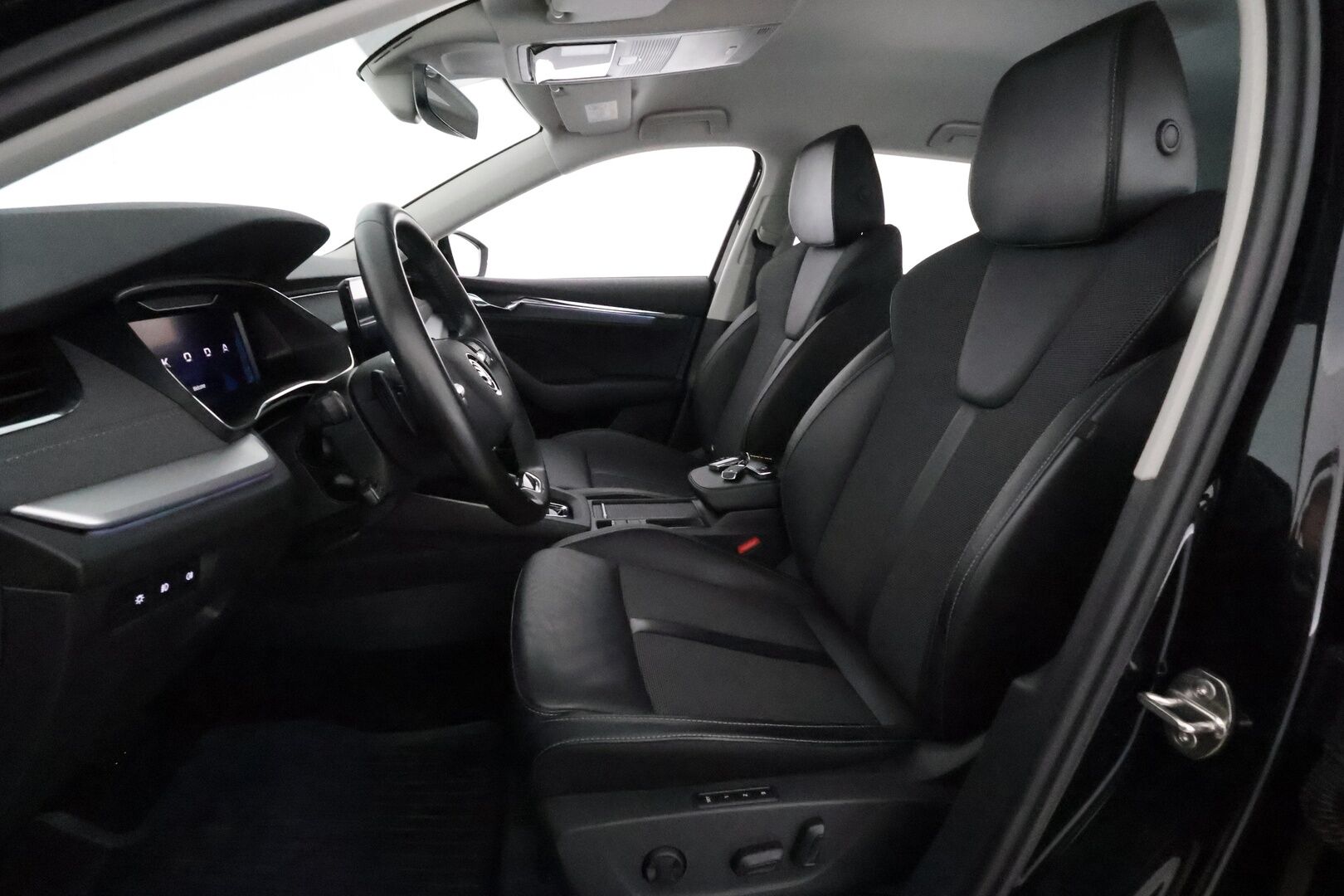 Skoda Octavia 2021 Combi 2,0 TDI 150 Style DSG Autom. **Adapt.vakkari / Webasto / Matrix LED / Muistipenkki / P.kamera / Puolinahat / KeylessGo** - 1.Om Suomi-auto / Kahdet renkaat aluvanteilla / Digimittaristo / Ratinlämmitin / Suksiluukku / Sähköluukku