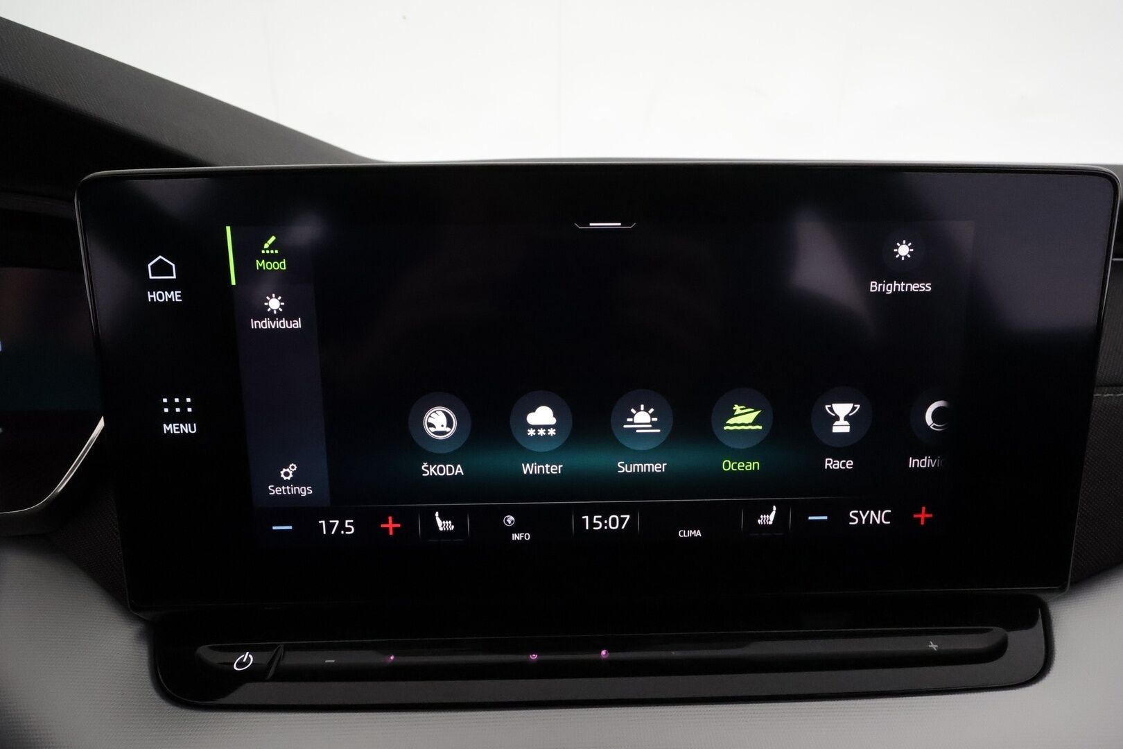 Skoda Octavia 2021 Combi 2,0 TDI 150 Style DSG Autom. **Adapt.vakkari / Webasto / Matrix LED / Muistipenkki / P.kamera / Puolinahat / KeylessGo** - 1.Om Suomi-auto / Kahdet renkaat aluvanteilla / Digimittaristo / Ratinlämmitin / Suksiluukku / Sähköluukku
