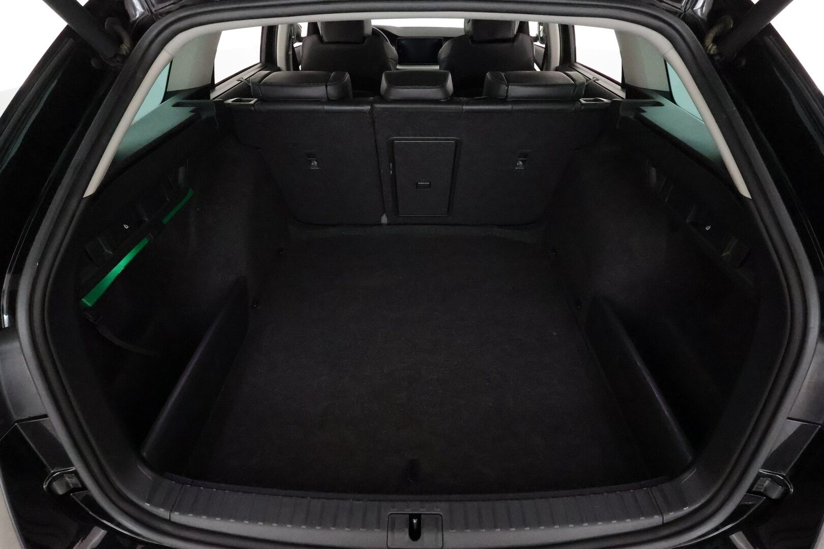 Skoda Octavia 2021 Combi 2,0 TDI 150 Style DSG Autom. **Adapt.vakkari / Webasto / Matrix LED / Muistipenkki / P.kamera / Puolinahat / KeylessGo** - 1.Om Suomi-auto / Kahdet renkaat aluvanteilla / Digimittaristo / Ratinlämmitin / Suksiluukku / Sähköluukku