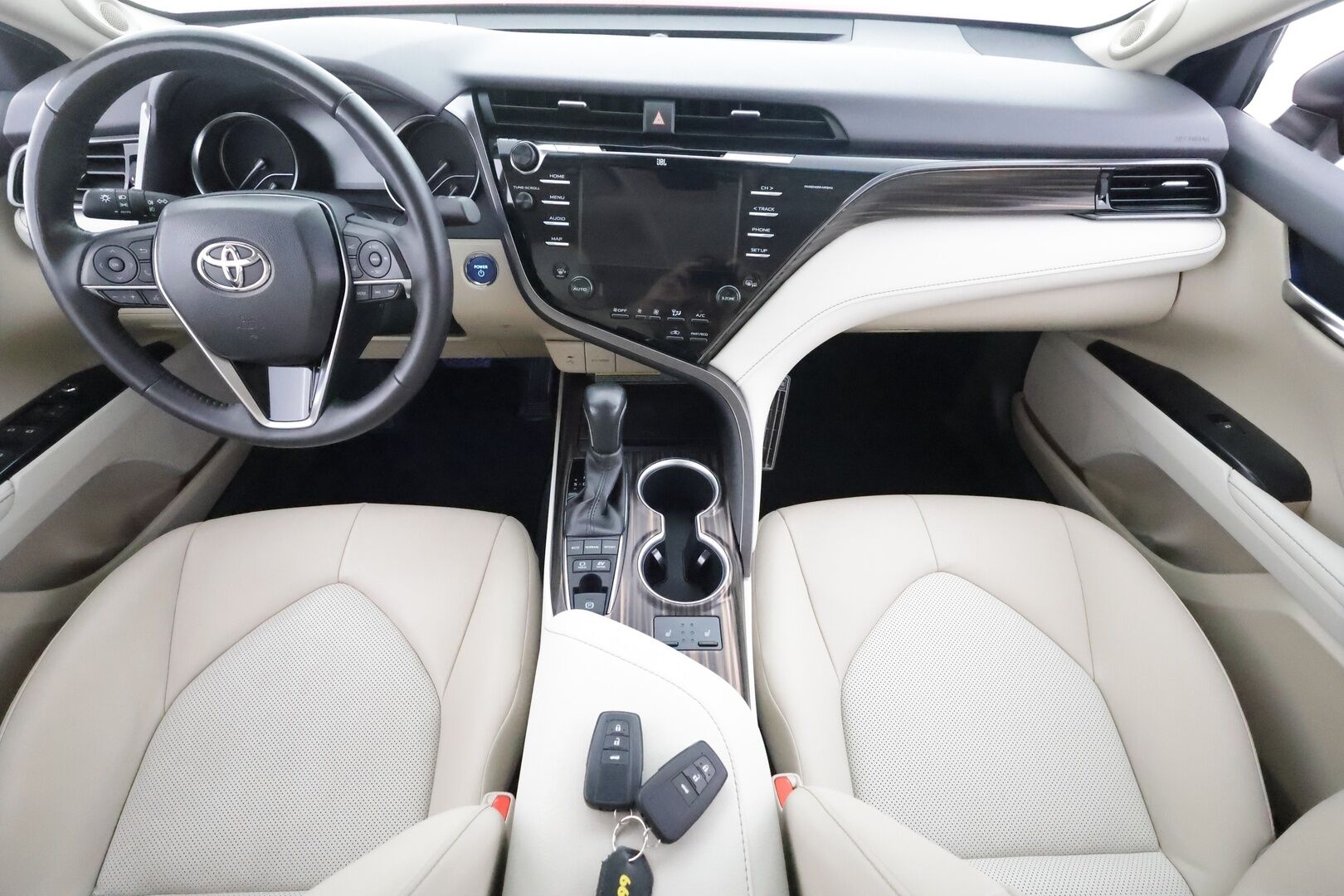 Toyota Camry 2021 2,5 Hybrid Premium Business - 1Om Suomiauto | JBL Audio | HUD | ACC | Peruutuskamera | Merkkihuollot | Vaalea Nahkasisusta | Lohko&Sisäp. | SUPERVARUSTEET!