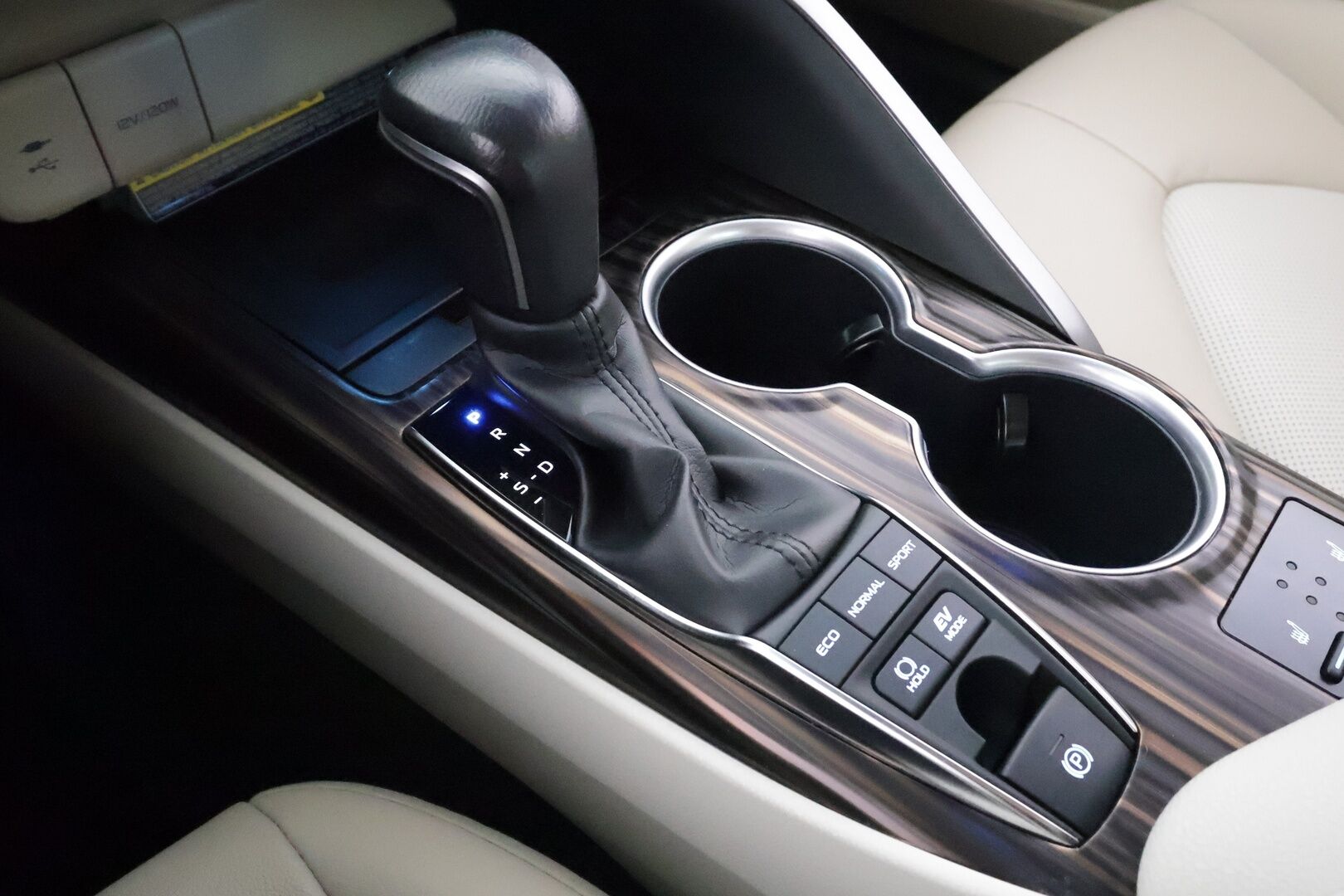 Toyota Camry 2021 2,5 Hybrid Premium Business - 1Om Suomiauto | JBL Audio | HUD | ACC | Peruutuskamera | Merkkihuollot | Vaalea Nahkasisusta | Lohko&Sisäp. | SUPERVARUSTEET!
