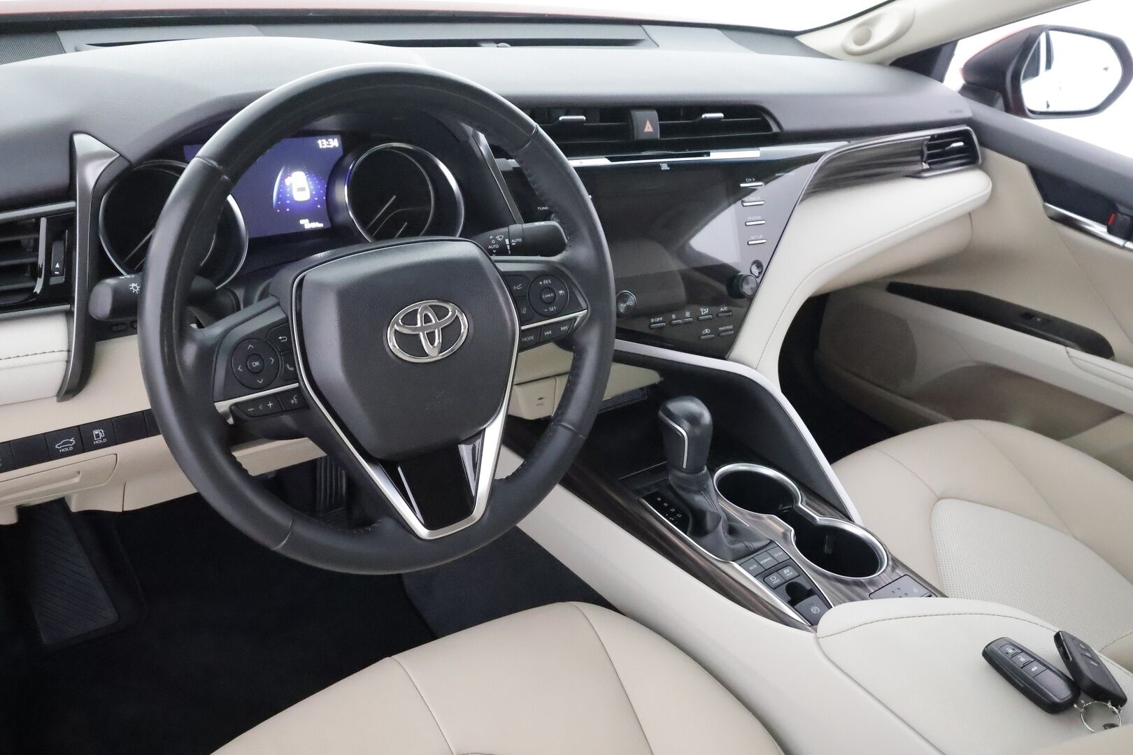 Toyota Camry 2021 2,5 Hybrid Premium Business - 1Om Suomiauto | JBL Audio | HUD | ACC | Peruutuskamera | Merkkihuollot | Vaalea Nahkasisusta | Lohko&Sisäp. | SUPERVARUSTEET!