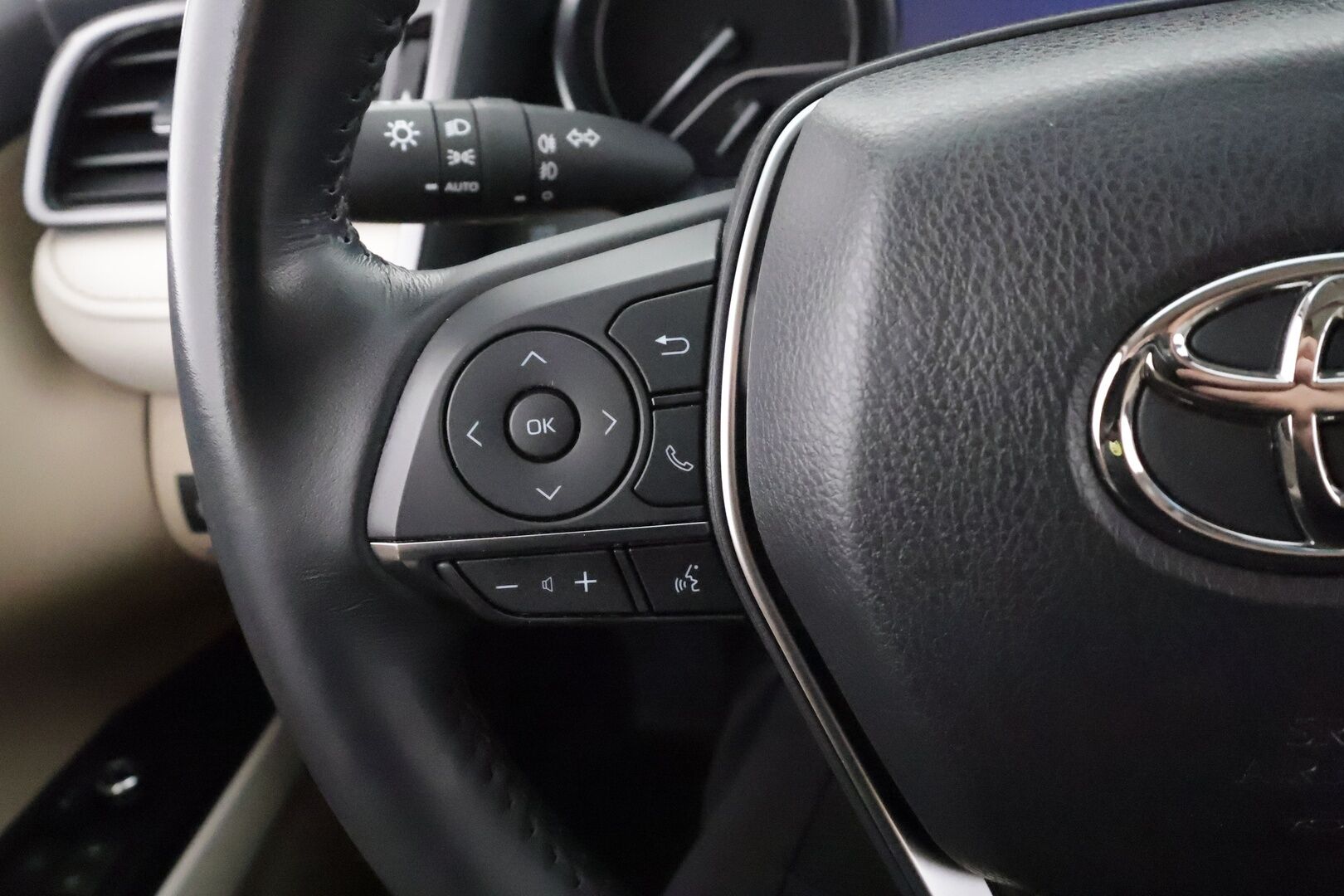 Toyota Camry 2021 2,5 Hybrid Premium Business - 1Om Suomiauto | JBL Audio | HUD | ACC | Peruutuskamera | Merkkihuollot | Vaalea Nahkasisusta | Lohko&Sisäp. | SUPERVARUSTEET!