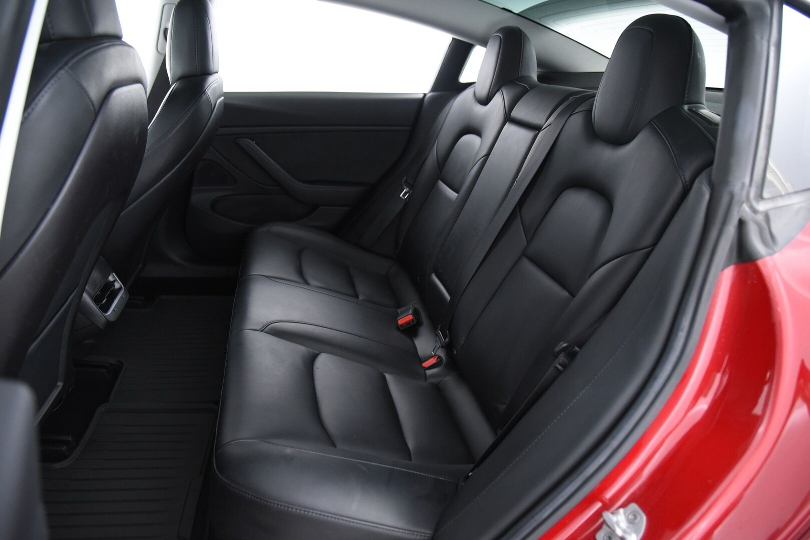 Tesla Model 3 2019 Long-Range Dual Motor AWD / Autopilot / P-Kamera / Premium Audio / Nahat / Lasikatto / Autopilot / - Kahdet renkaat omilla aluvanteilla / Akku kuntotarkistettu