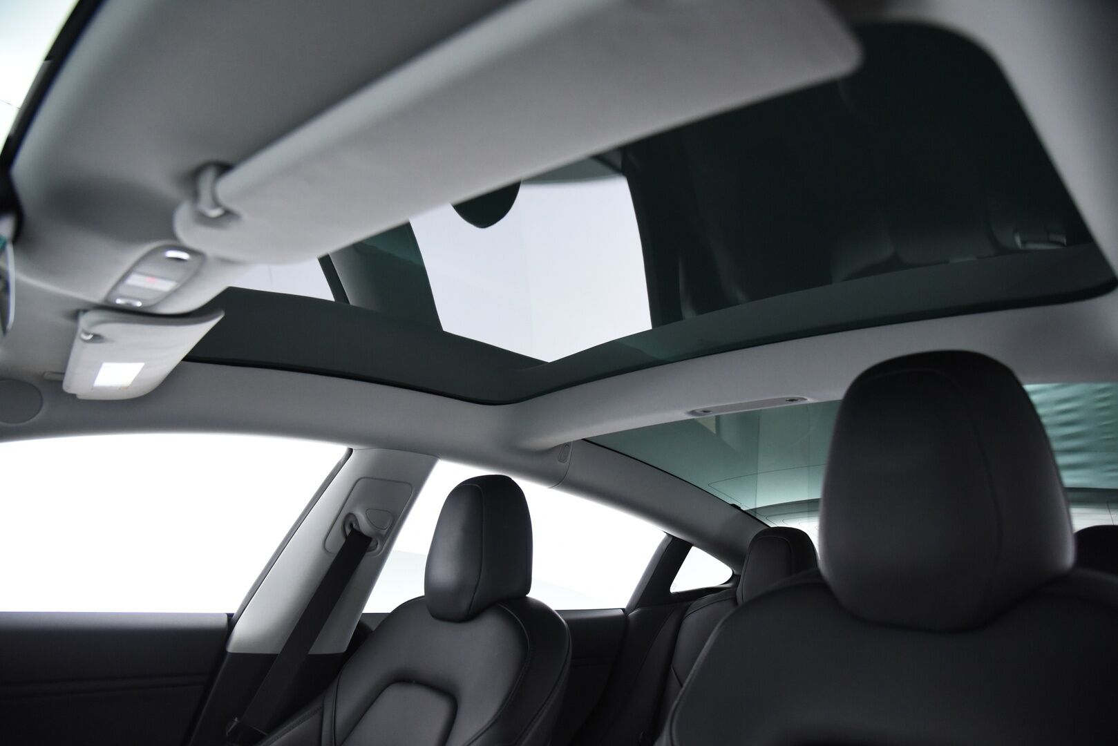 Tesla Model 3 2019 Long-Range Dual Motor AWD / Autopilot / P-Kamera / Premium Audio / Nahat / Lasikatto / Autopilot / - Kahdet renkaat omilla aluvanteilla / Akku kuntotarkistettu