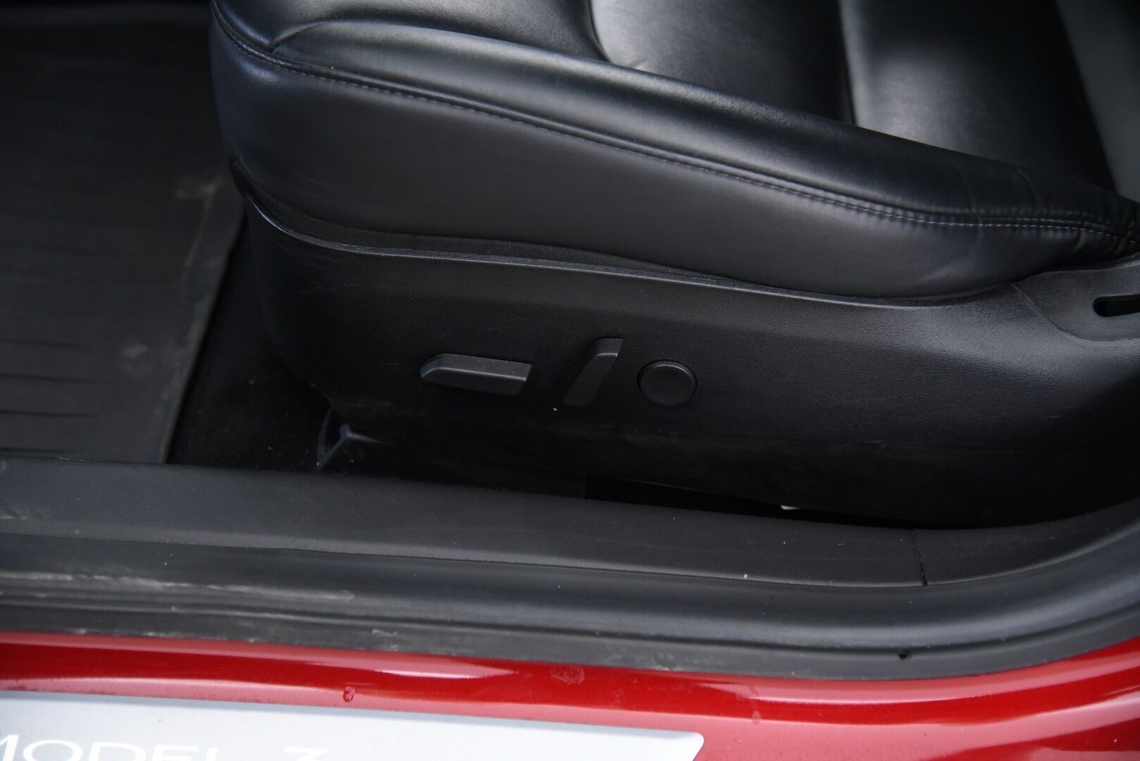 Tesla Model 3 2019 Long-Range Dual Motor AWD / Autopilot / P-Kamera / Premium Audio / Nahat / Lasikatto / Autopilot / - Kahdet renkaat omilla aluvanteilla / Akku kuntotarkistettu