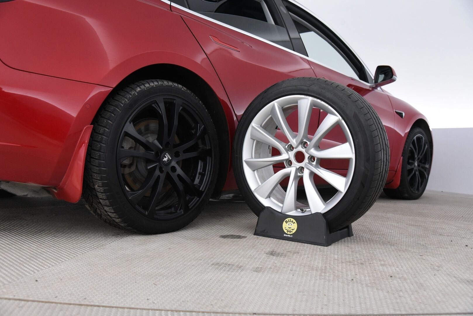 Tesla Model 3 2019 Long-Range Dual Motor AWD / Autopilot / P-Kamera / Premium Audio / Nahat / Lasikatto / Autopilot / - Kahdet renkaat omilla aluvanteilla / Akku kuntotarkistettu