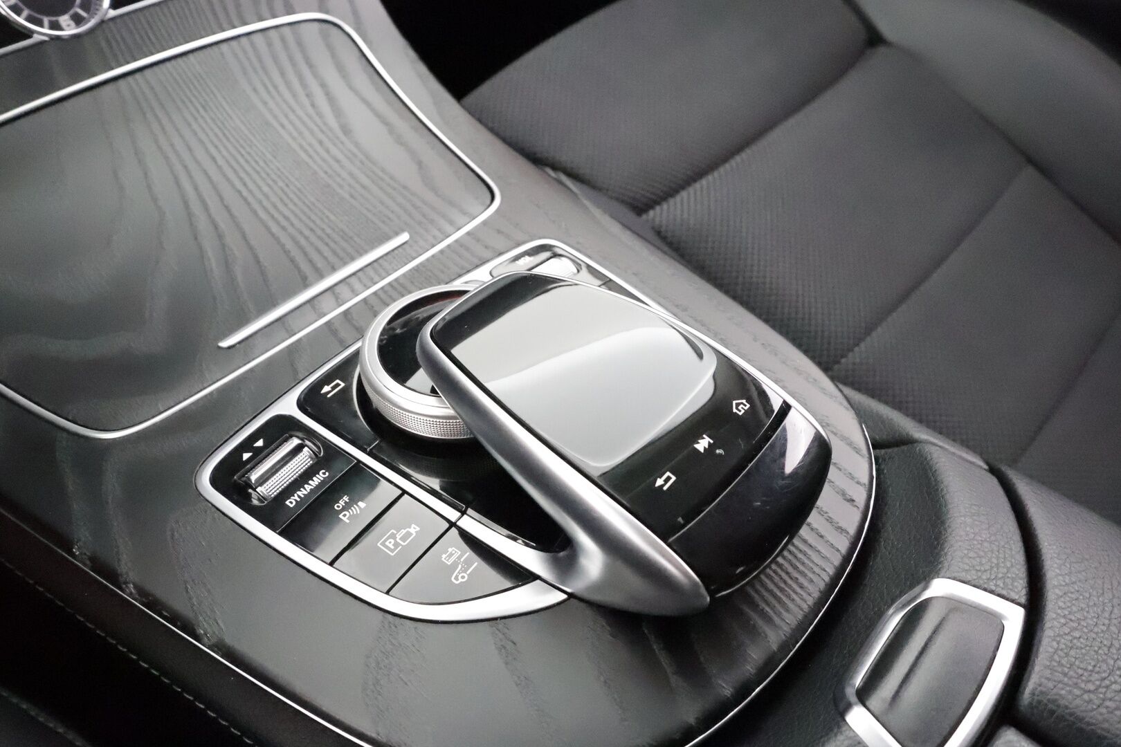 Mercedes-Benz E 2020 300 de A Business Avantgarde EQ Power * Distronic+ / Multibeam / P.kamera / Sportpenkit / Koukku / Burmester / Navi * - 2x Latauskaapelit