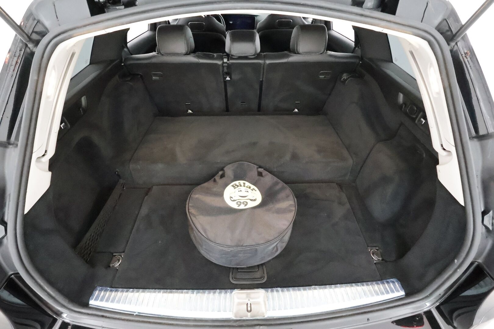 Mercedes-Benz E 2020 300 de A Business Avantgarde EQ Power * Distronic+ / Multibeam / P.kamera / Sportpenkit / Koukku / Burmester / Navi * - 2x Latauskaapelit