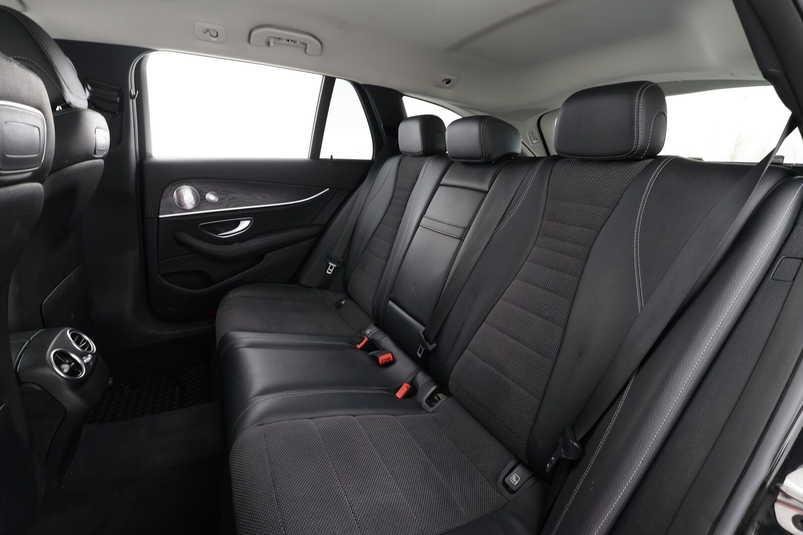 Mercedes-Benz E 2020 300 de A Business Avantgarde EQ Power * Distronic+ / Multibeam / P.kamera / Sportpenkit / Koukku / Burmester / Navi * - 2x Latauskaapelit - HULLU BLACKWEEK KORKOTARJOUS 2,49%