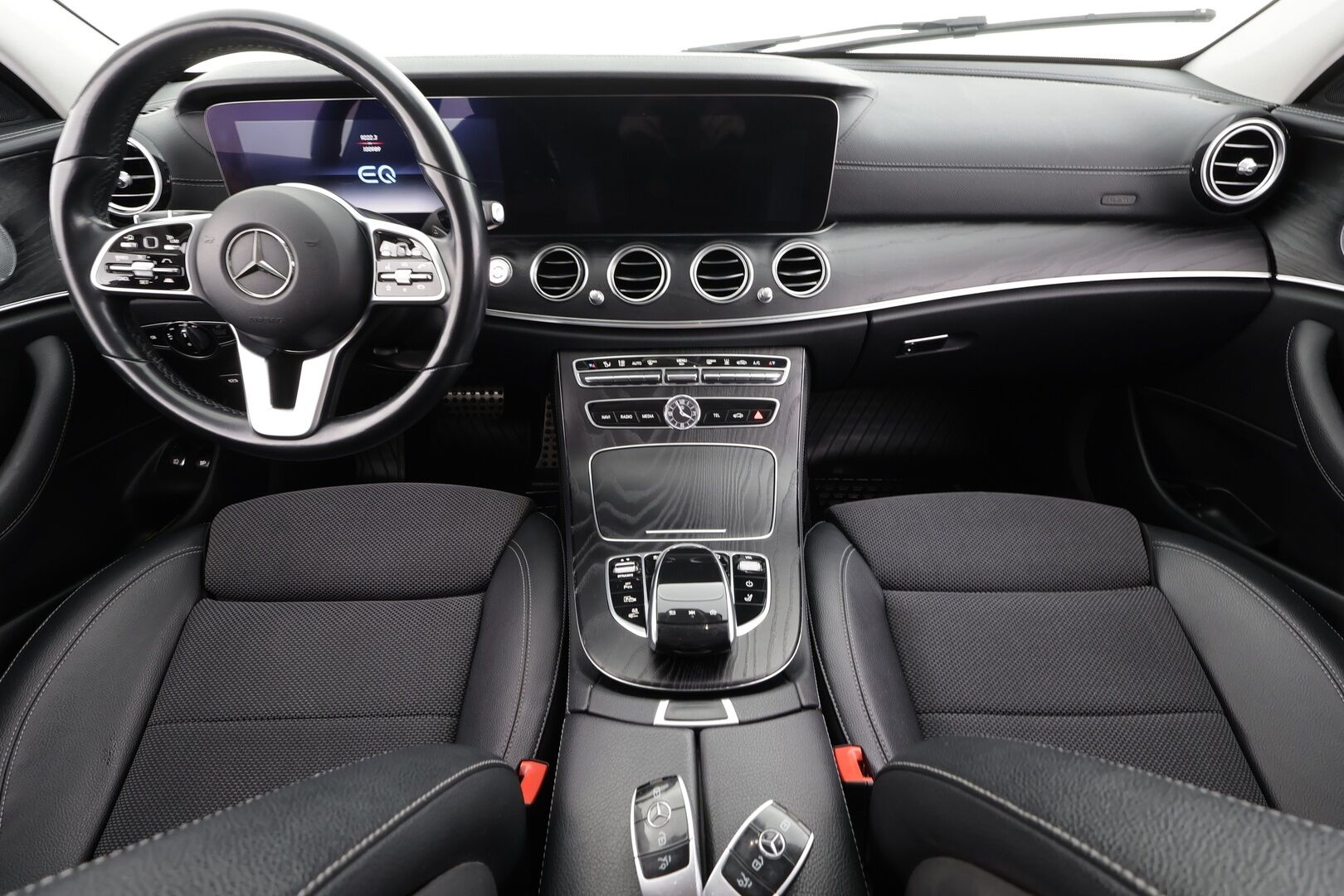 Mercedes-Benz E 2020 300 de A Business Avantgarde EQ Power * Distronic+ / Multibeam / P.kamera / Sportpenkit / Koukku / Burmester / Navi * - 2x Latauskaapelit