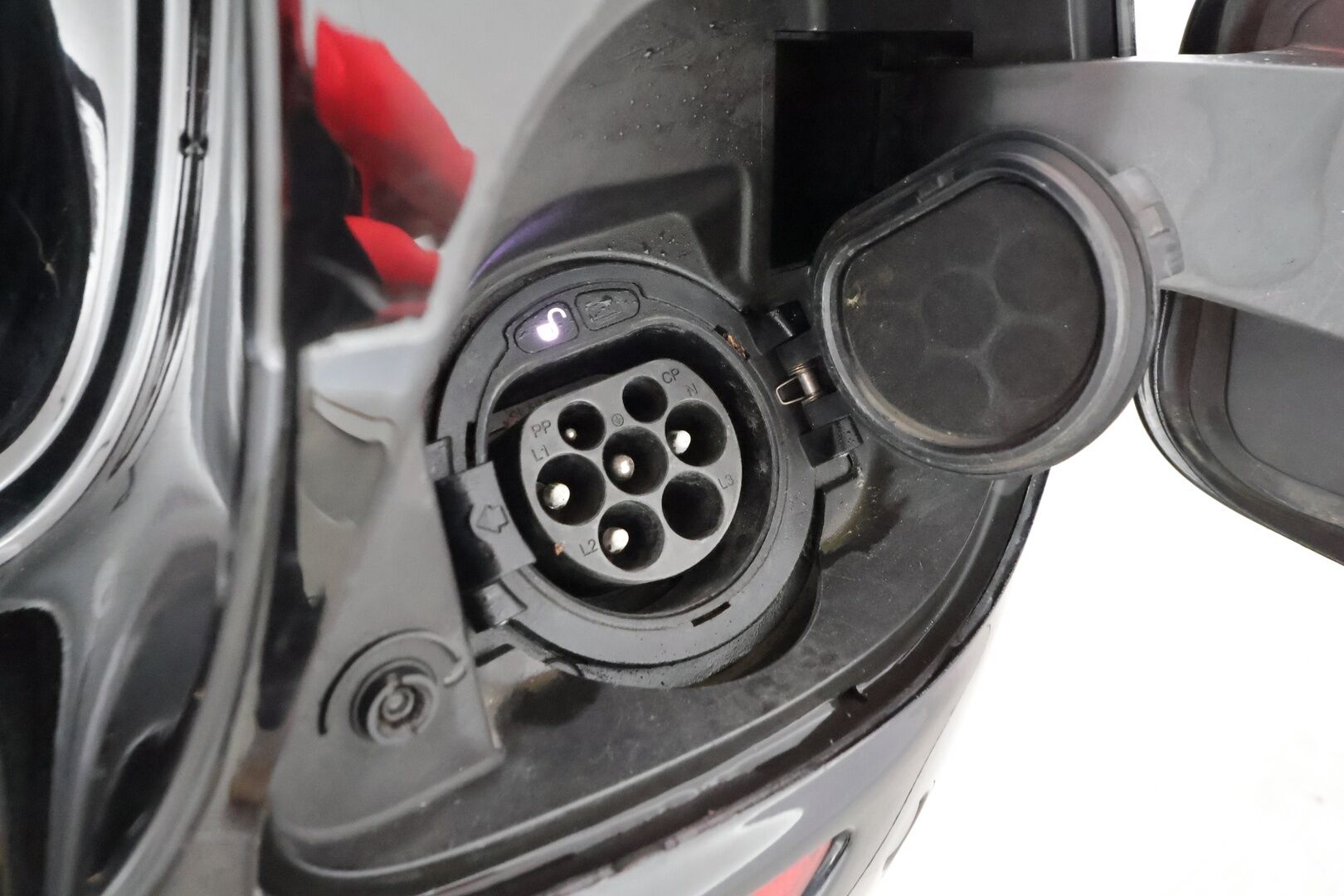 Mercedes-Benz E 2020 300 de A Business Avantgarde EQ Power * Distronic+ / Multibeam / P.kamera / Sportpenkit / Koukku / Burmester / Navi * - 2x Latauskaapelit