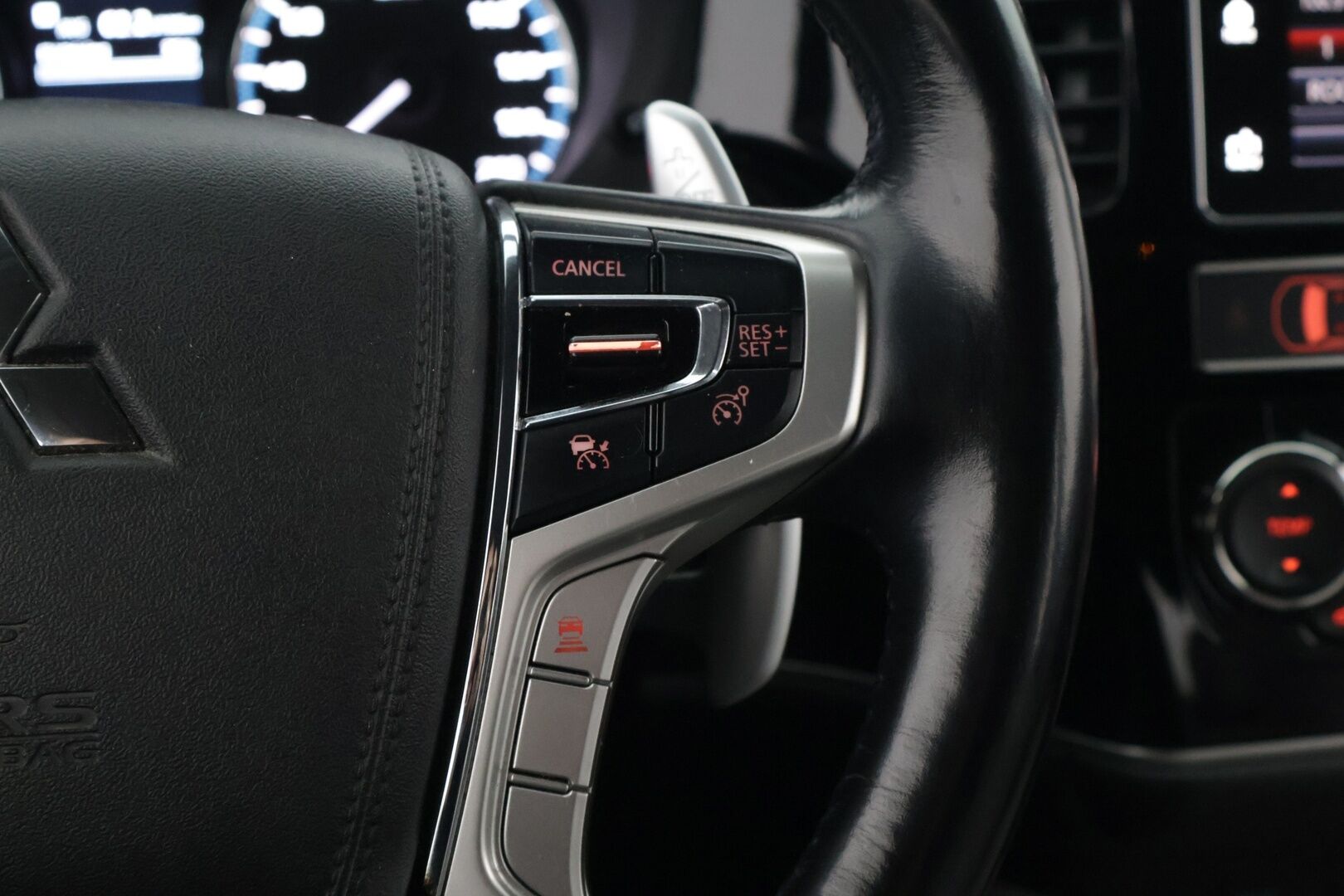 Mitsubishi Outlander 2019 2.4 Instyle Business 13kWh 4WD - *Adapt.Vak / Vetokoukku / Vaaleat Nahat / 360 Kamera / BLIS / CarPlay*