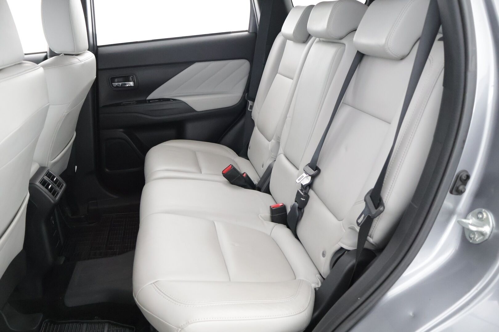 Mitsubishi Outlander 2019 2.4 Instyle Business 13kWh 4WD - *Adapt.Vak / Vetokoukku / Vaaleat Nahat / 360 Kamera / BLIS / CarPlay*