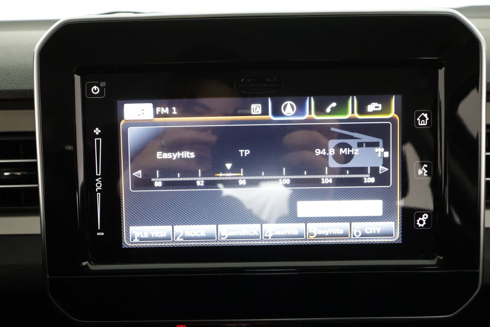 Suzuki Ignis 2021 1,2 DUALJET 4WD GLX 5MT HYBRID * Suomi-auto / Vakkari / P.kamera / LED / Navi / Lohkolämmitin * - Kahdet renkaat aluvanteilla / Merkkihuollettu - HULLU BLACKWEEK KORKOTARJOUS 2,49%