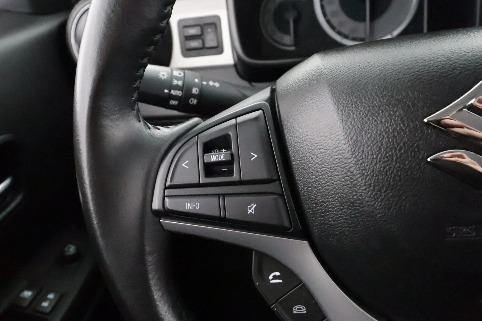 Suzuki Ignis 2021 1,2 DUALJET 4WD GLX 5MT HYBRID * Suomi-auto / Vakkari / P.kamera / LED / Navi / Lohkolämmitin * - Kahdet renkaat aluvanteilla / Merkkihuollettu