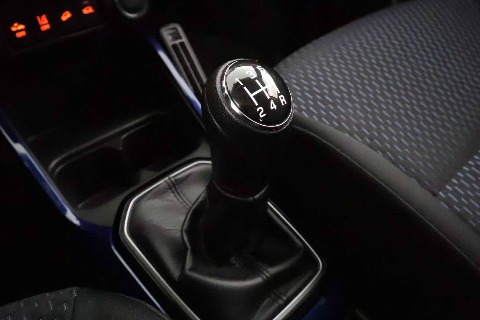 Suzuki Ignis 2021 1,2 DUALJET 4WD GLX 5MT HYBRID * Suomi-auto / Vakkari / P.kamera / LED / Navi / Lohkolämmitin * - Kahdet renkaat aluvanteilla / Merkkihuollettu