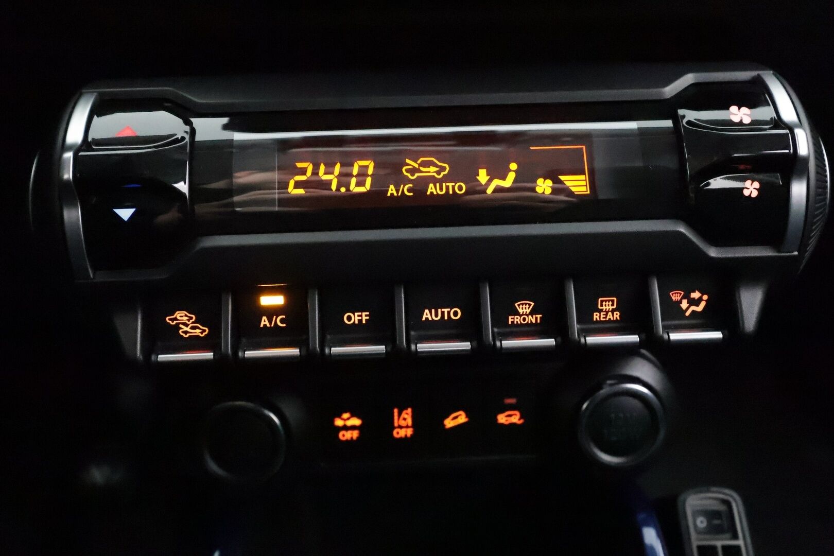 Suzuki Ignis 2021 1,2 DUALJET 4WD GLX 5MT HYBRID * Suomi-auto / Vakkari / P.kamera / LED / Navi / Lohkolämmitin * - Kahdet renkaat aluvanteilla / Merkkihuollettu