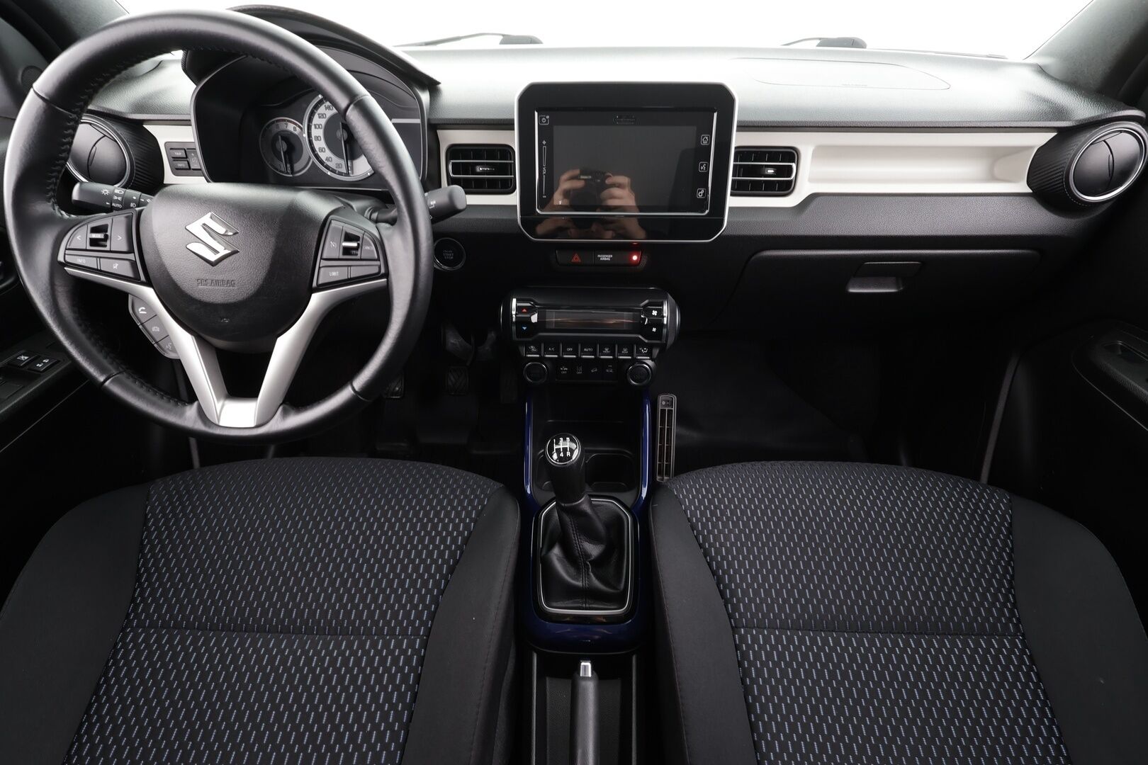 Suzuki Ignis 2021 1,2 DUALJET 4WD GLX 5MT HYBRID * Suomi-auto / Vakkari / P.kamera / LED / Navi / Lohkolämmitin * - Kahdet renkaat aluvanteilla / Merkkihuollettu